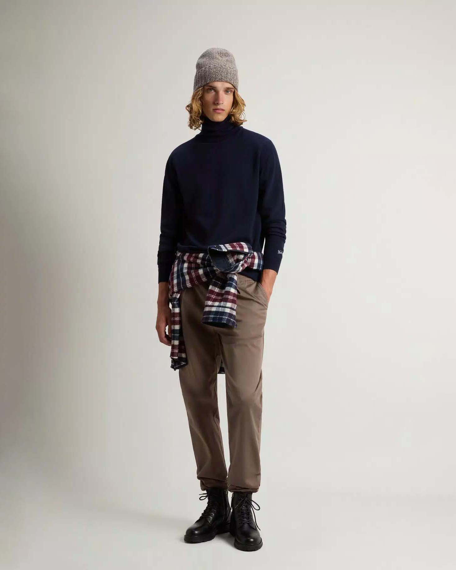 Dolcevita Woolrich blu in lambswool di pura lana con logo ricamato sul polso