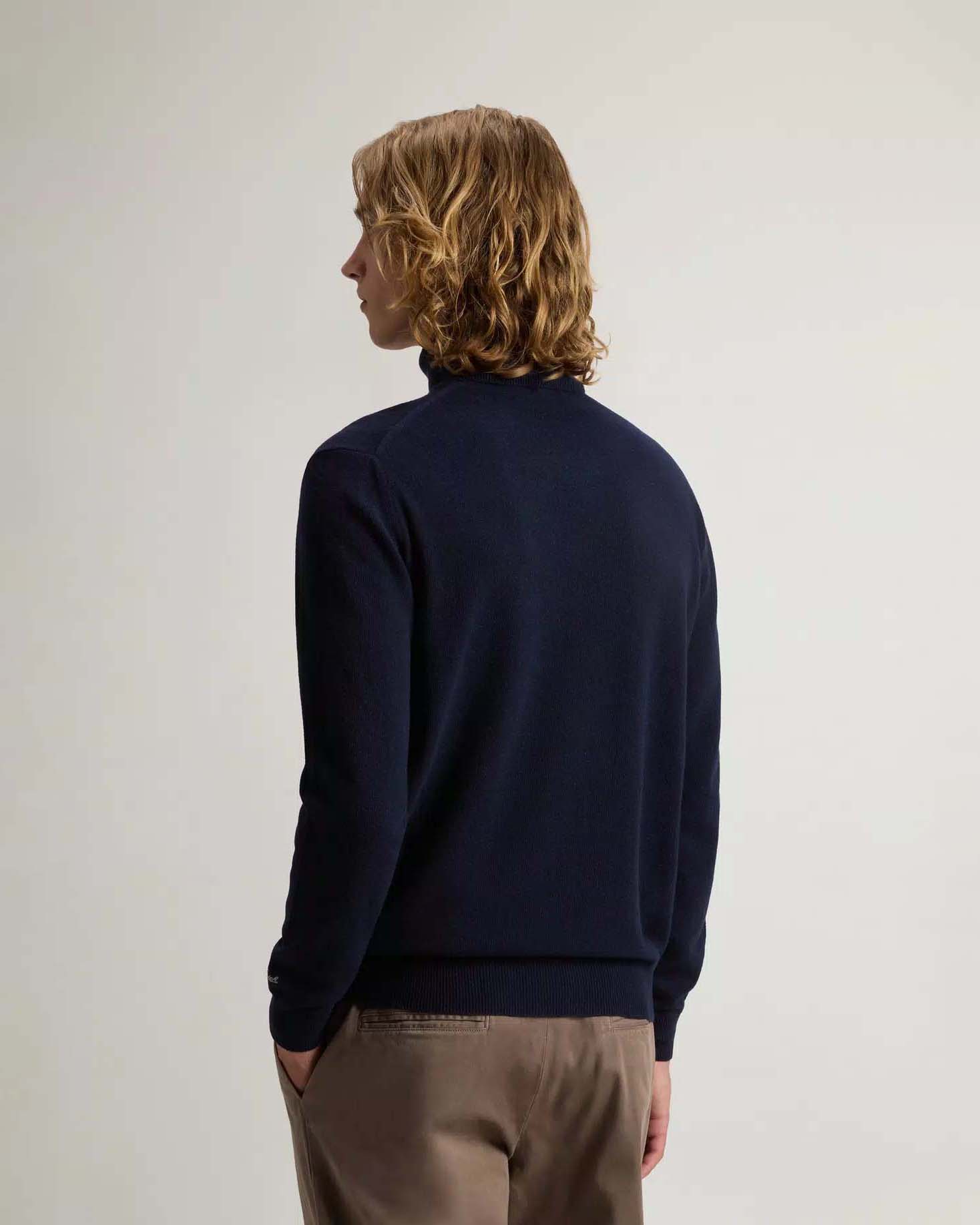 Dolcevita Woolrich blu in lambswool di pura lana con logo ricamato sul polso