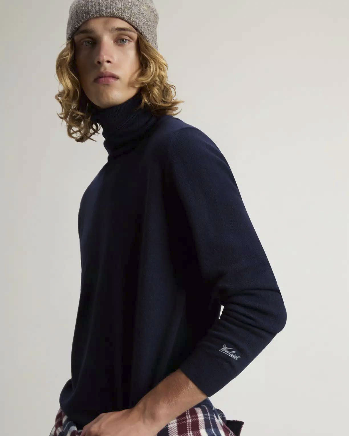 Dolcevita Woolrich blu in lambswool di pura lana con logo ricamato sul polso