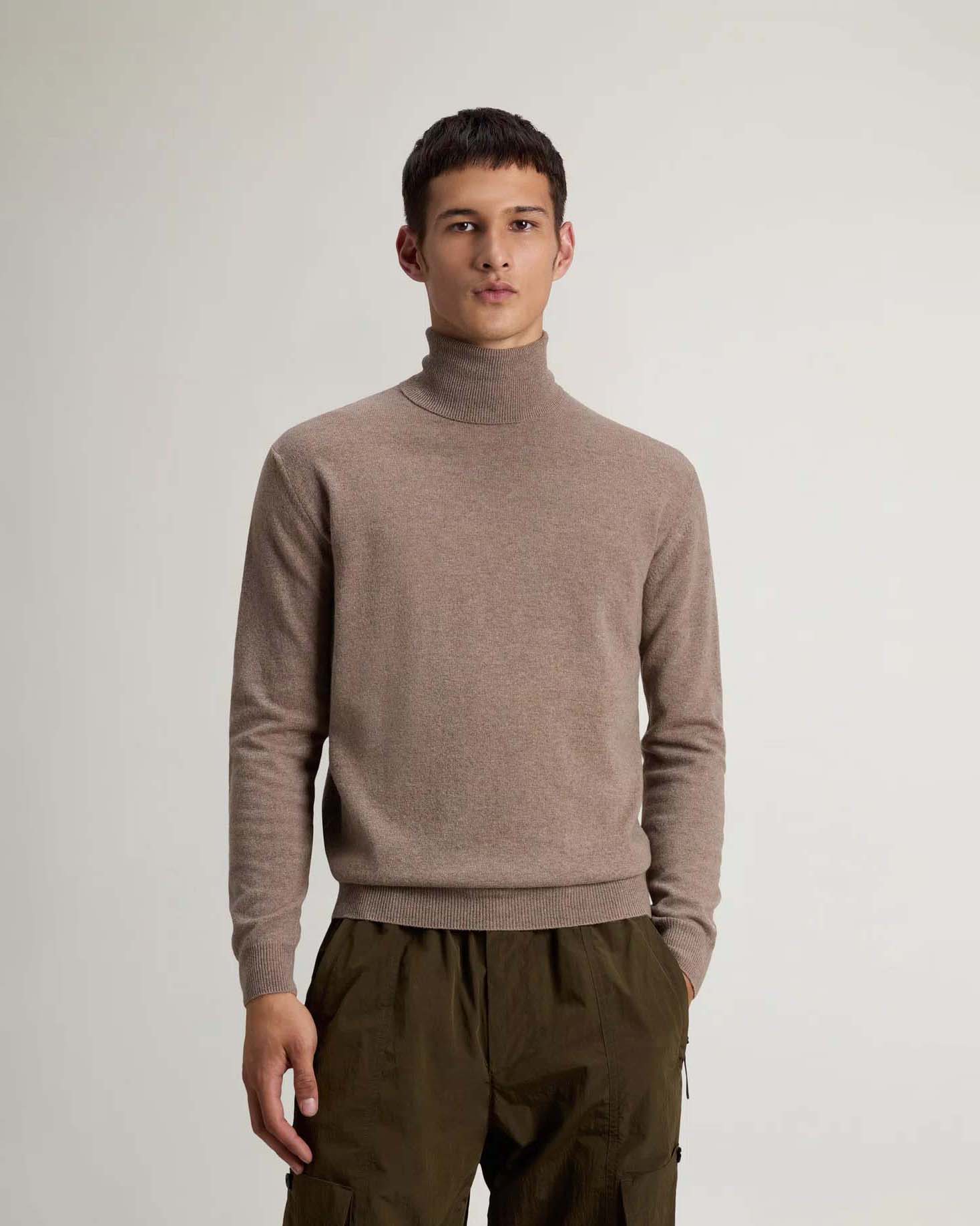 Dolcevita Woolrich noce in lambswool di pura lana con logo ricamato sul polso