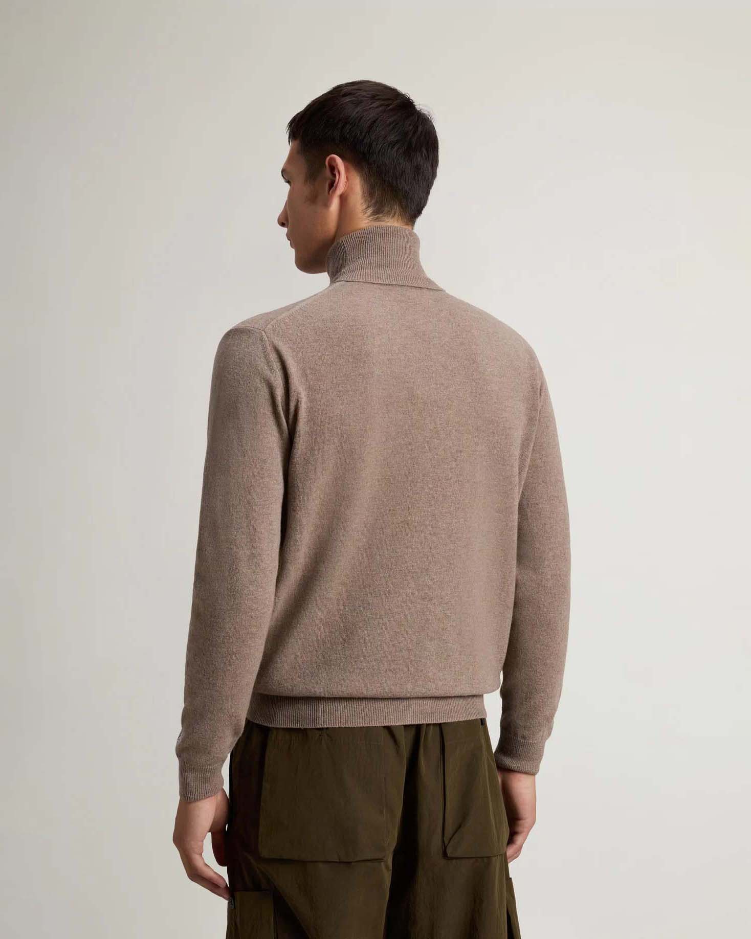 Dolcevita Woolrich noce in lambswool di pura lana con logo ricamato sul polso image