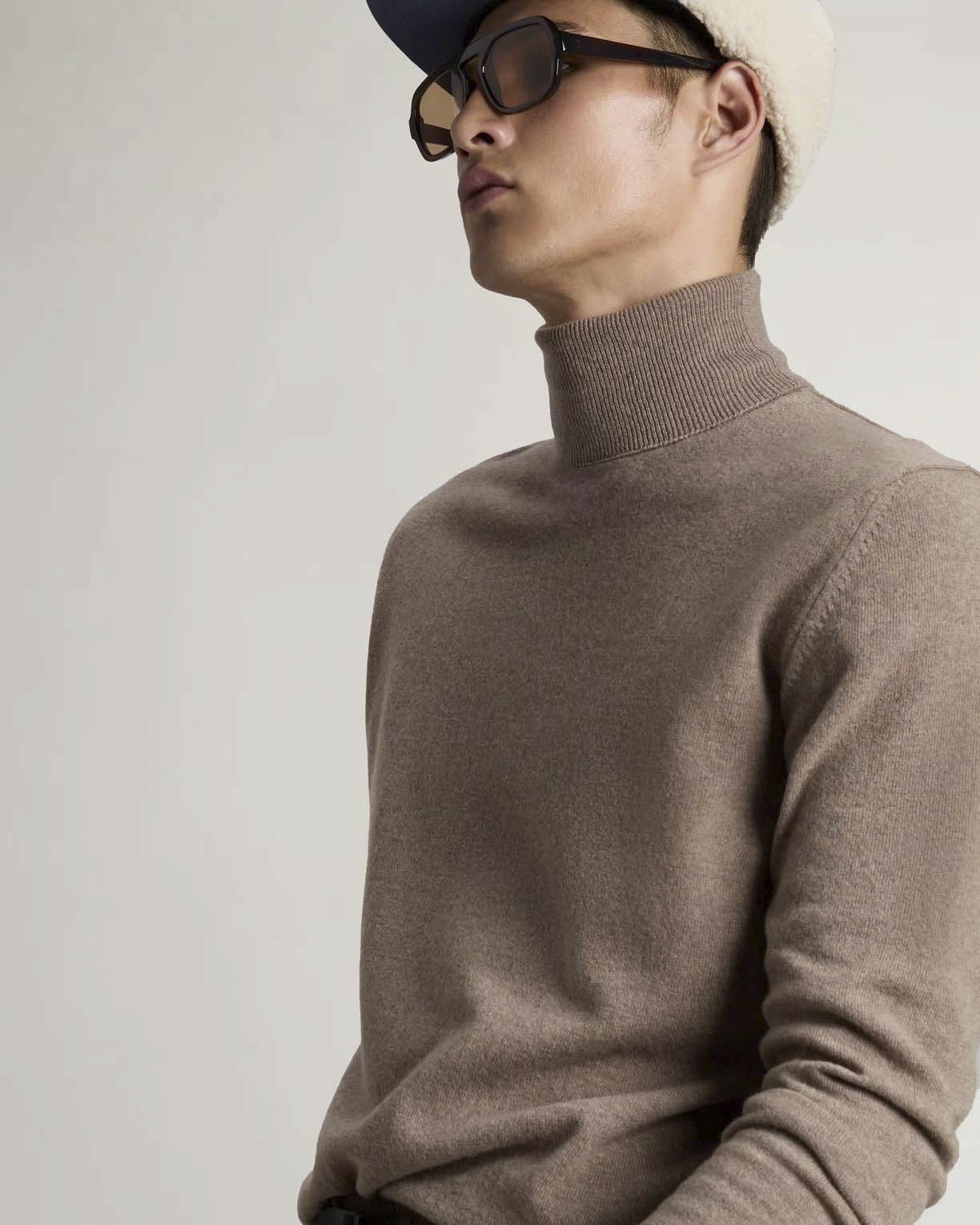 Dolcevita Woolrich noce in lambswool di pura lana con logo ricamato sul polso