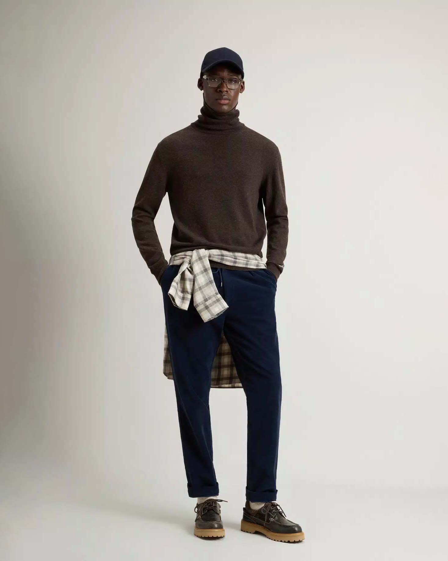 Dolcevita Woolrich marrone in lambswool di pura lana con logo ricamato sul polso