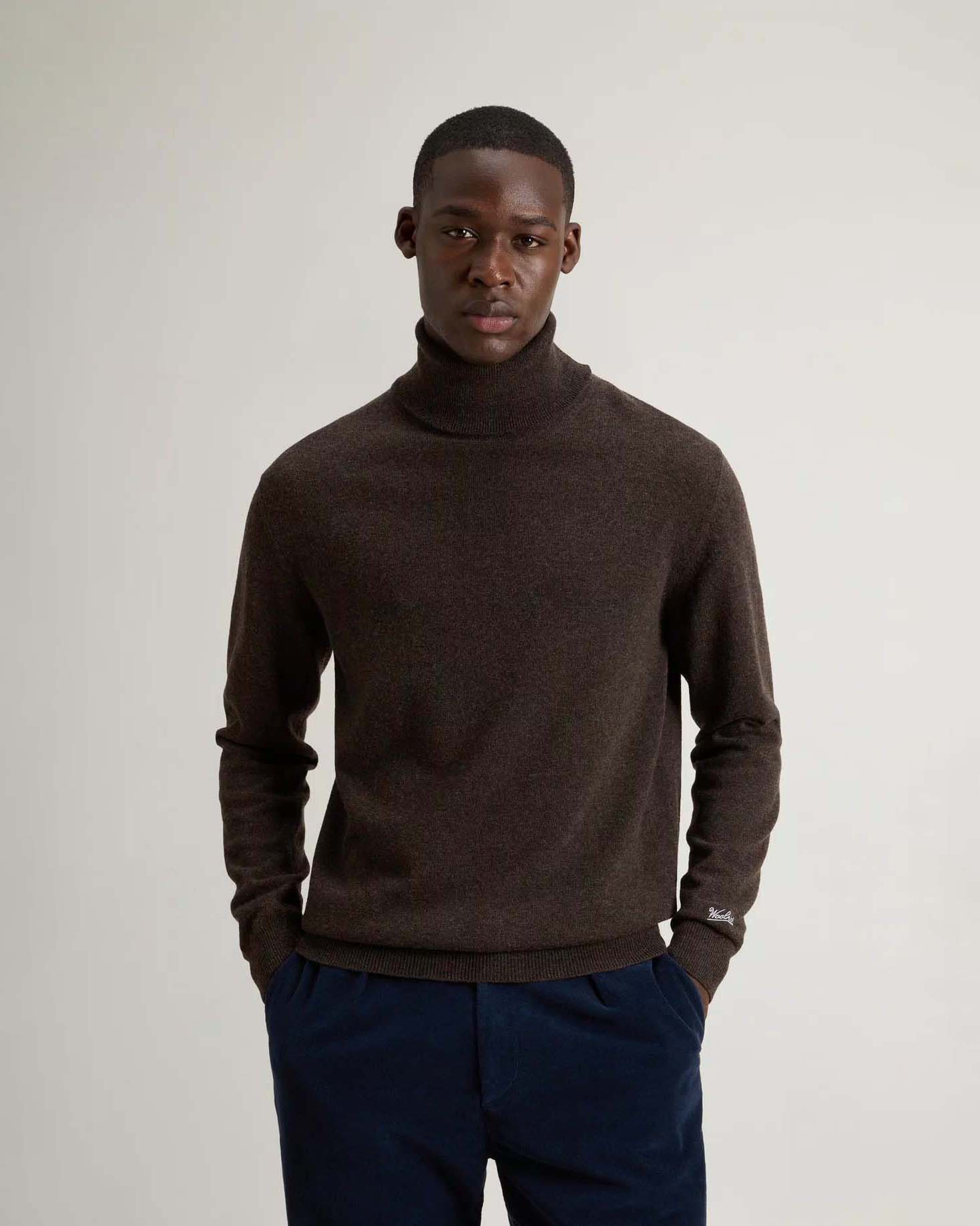 Dolcevita Woolrich marrone in lambswool di pura lana con logo ricamato sul polso