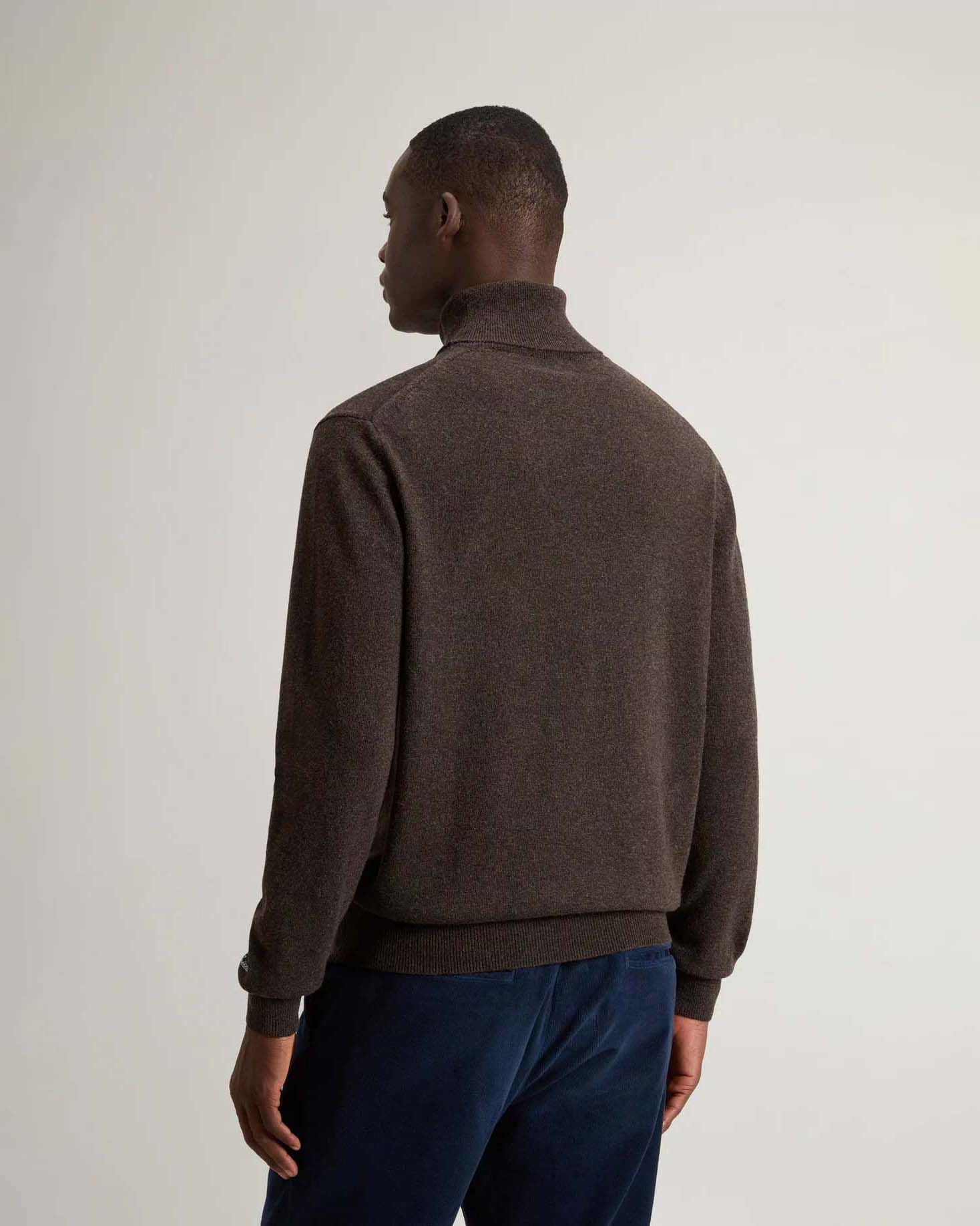 Dolcevita Woolrich marrone in lambswool di pura lana con logo ricamato sul polso