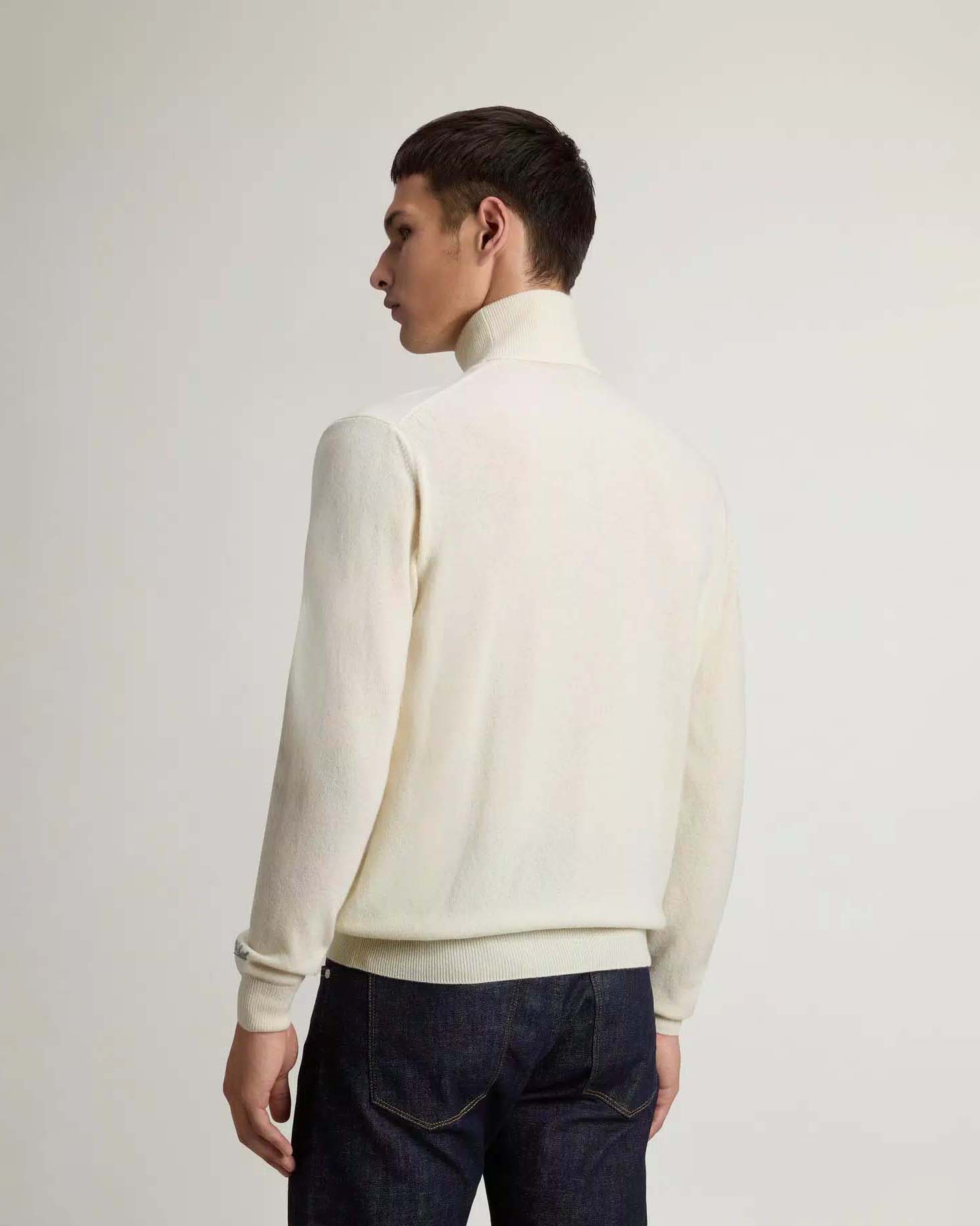 Dolcevita Woolrich panna in lambswool di pura lana con logo ricamato sul polso image