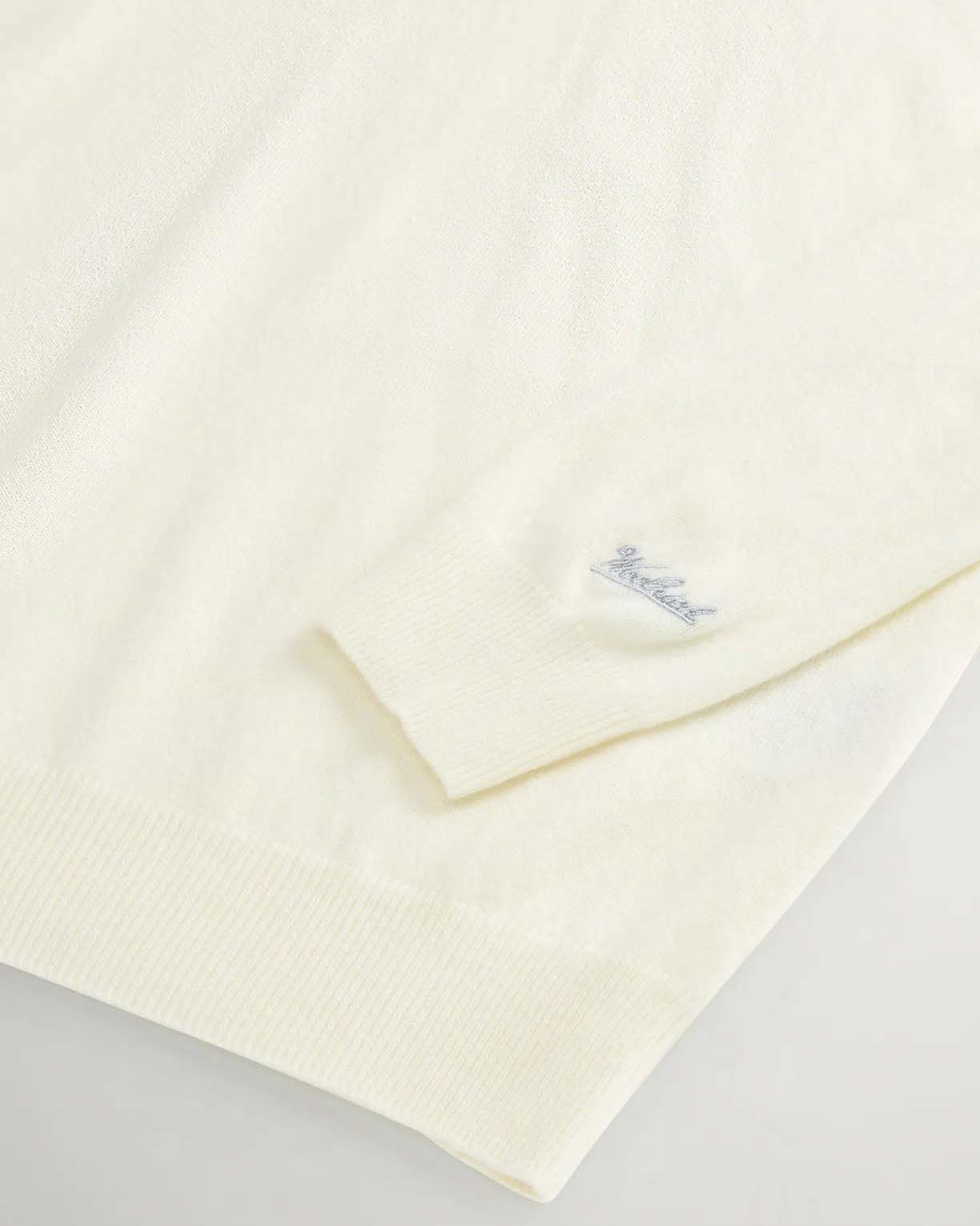 Dolcevita Woolrich panna in lambswool di pura lana con logo ricamato sul polso