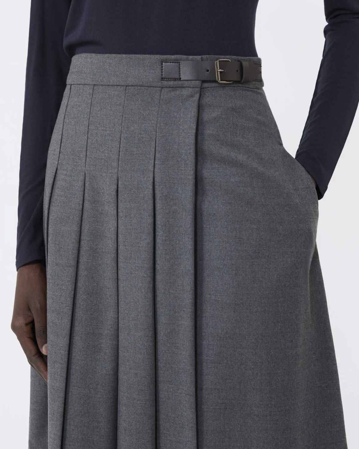 Gonna midi grigia Weekend Max Mara a pieghe in flanella di lana con cinturino in vita in similpelle image