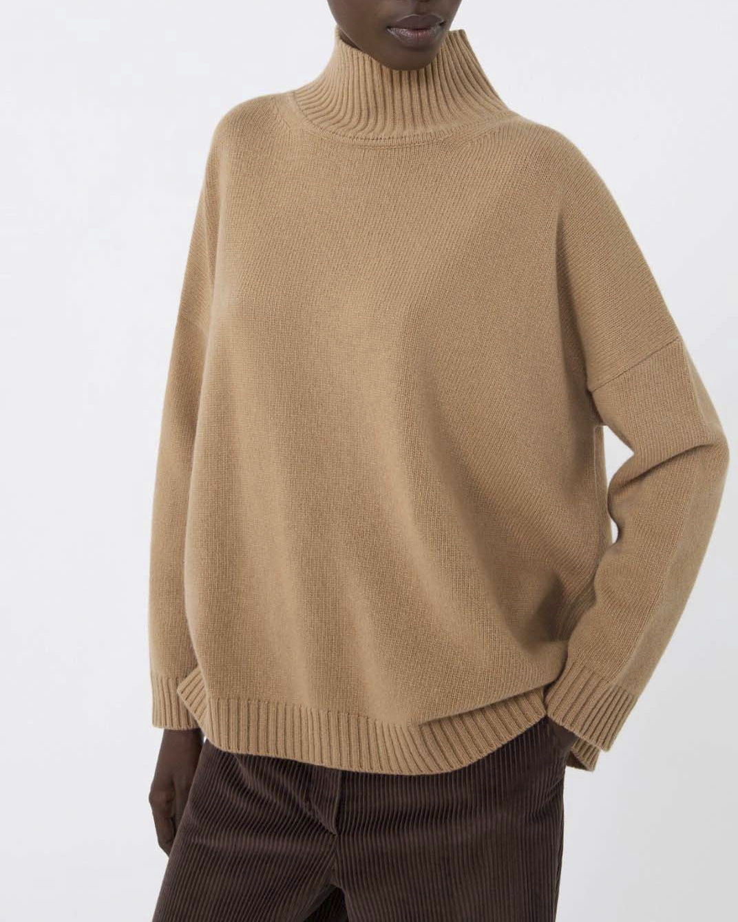 Maglia color cammello a collo alto Weekend Max Mara in pura lana vergine