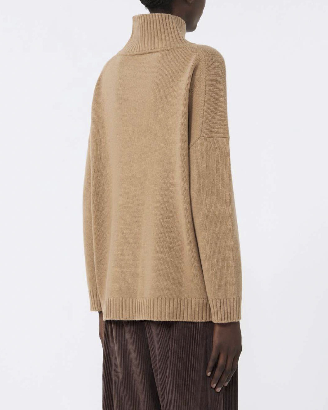 Maglia color cammello a collo alto Weekend Max Mara in pura lana vergine image
