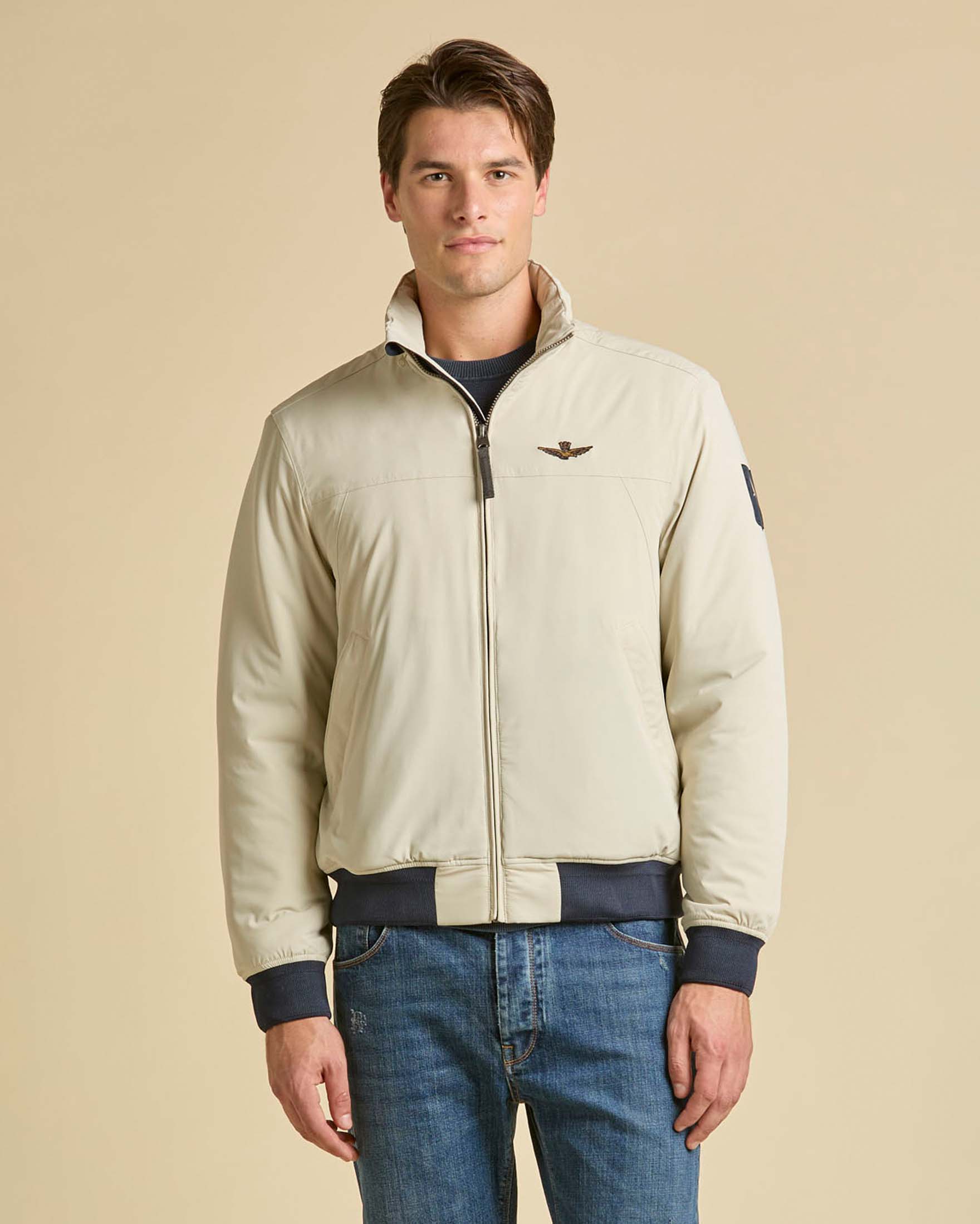 Giubbino bomber Aeronautica Militare color gesso in tessuto stretch con cappuccio estraibile