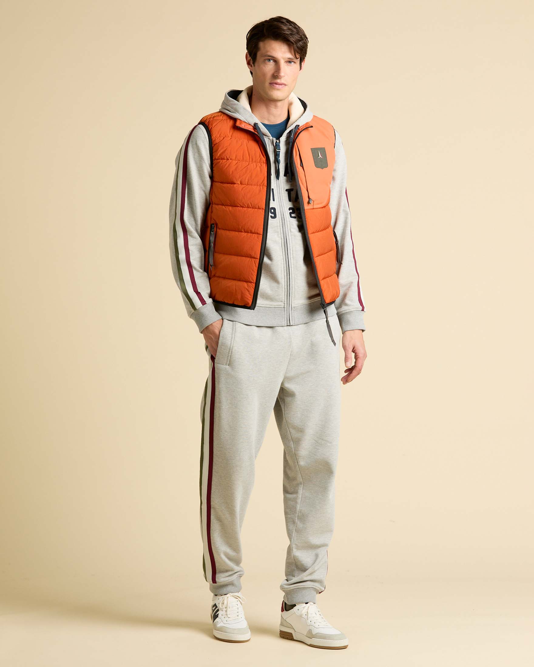 Pantaloni Aeronautica Militare grigi in cotone elasticizzato con logo ricamato e bande