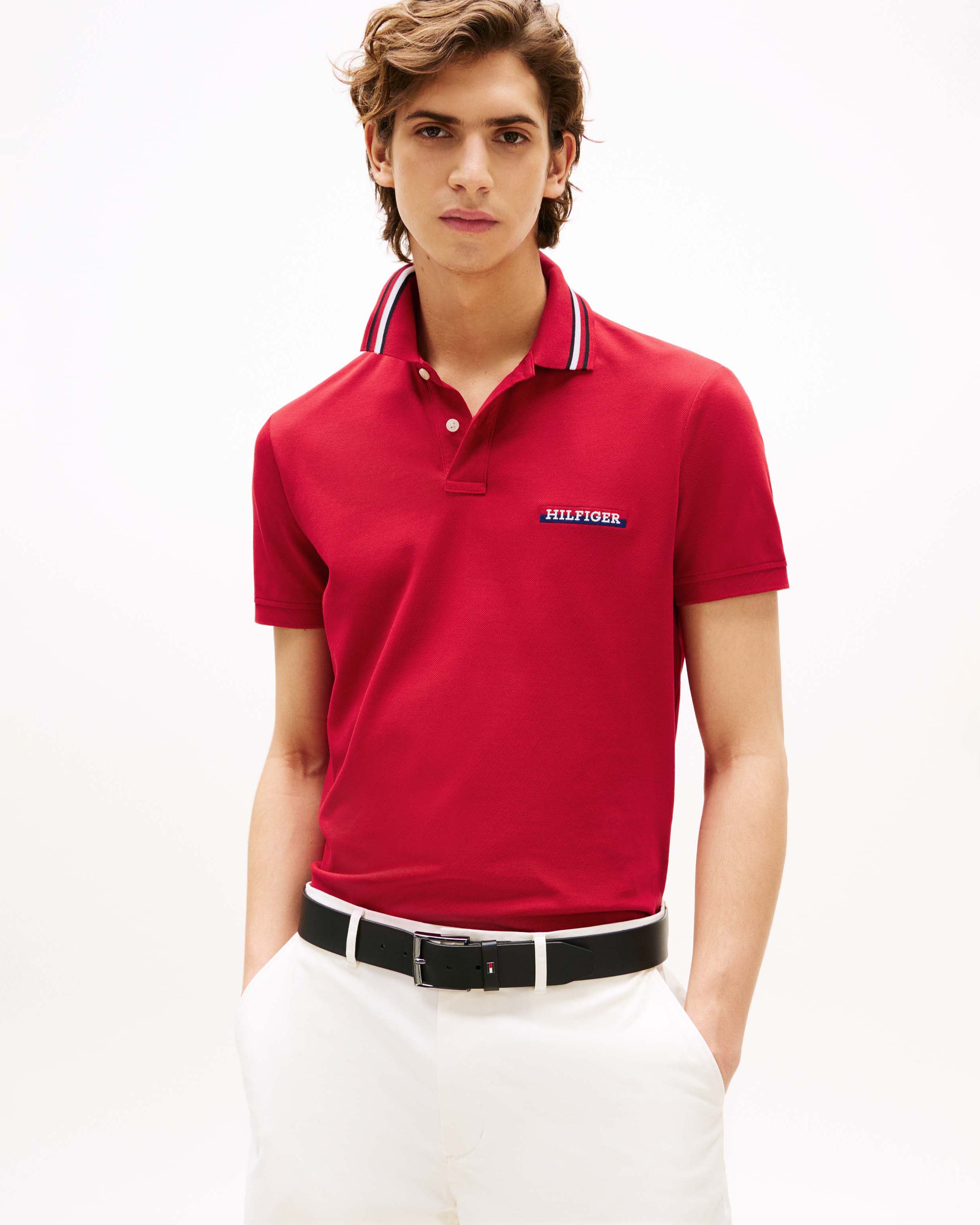 Polo Tommy Hilfiger rossa in cotone stretch con logo scritta ricamata e colletto con bordino a contrasto
