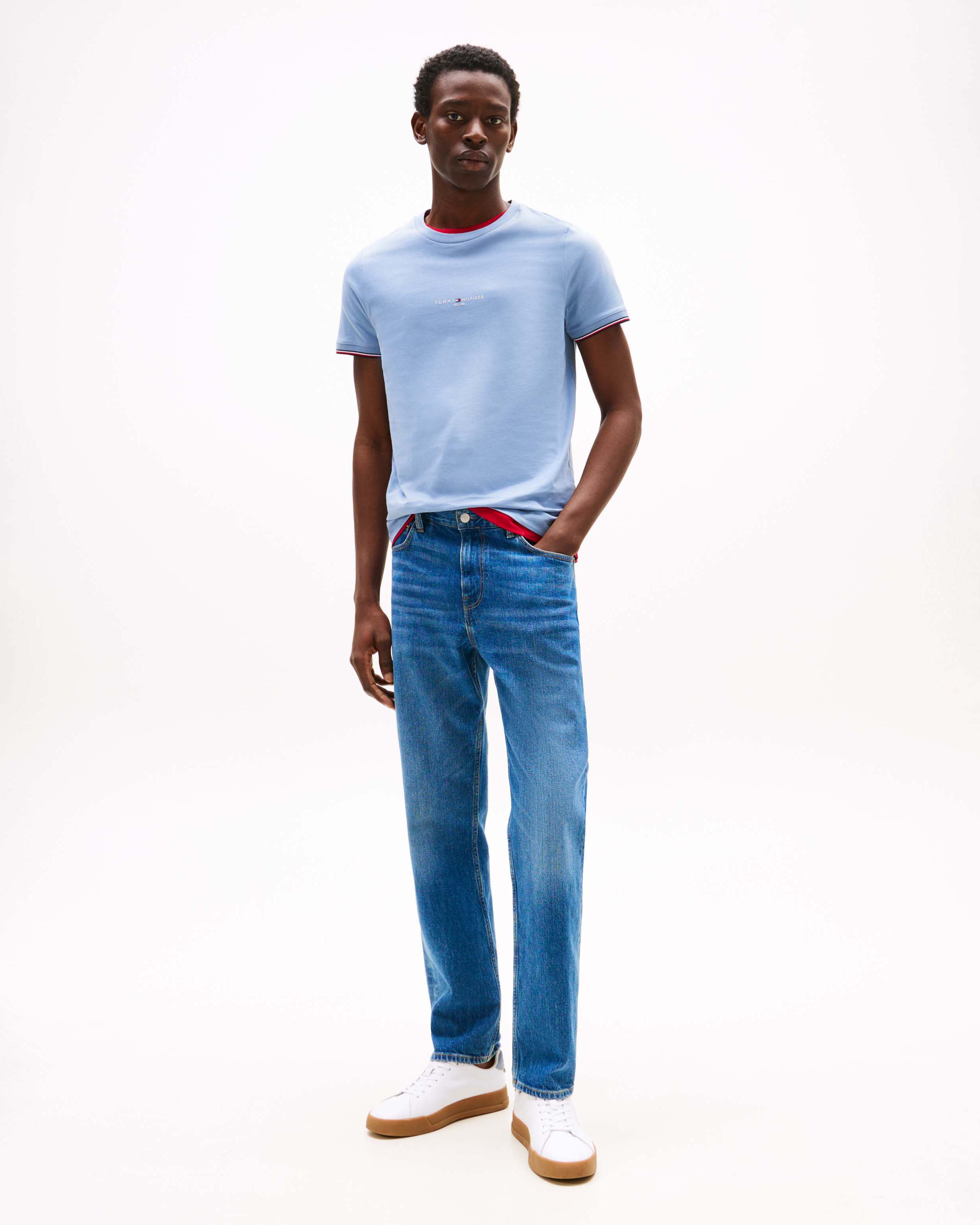 T-shirt Tommy Hilfiger azzurra in cotone con logo ricamato e bordino a contrasto sulle maniche