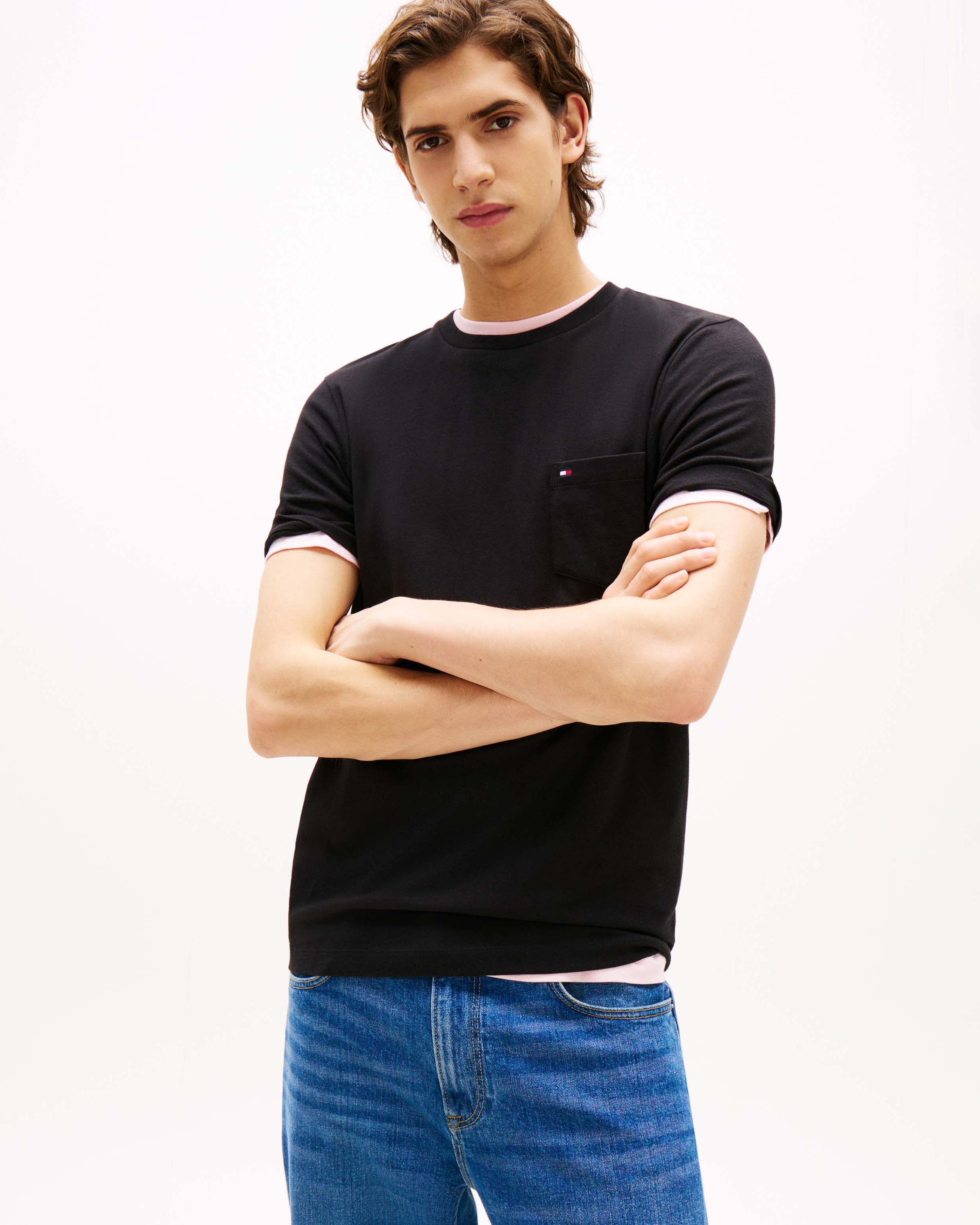 T-shirt mezza manica Tommy Hilfiger nera in cotone con taschino e logo flag image