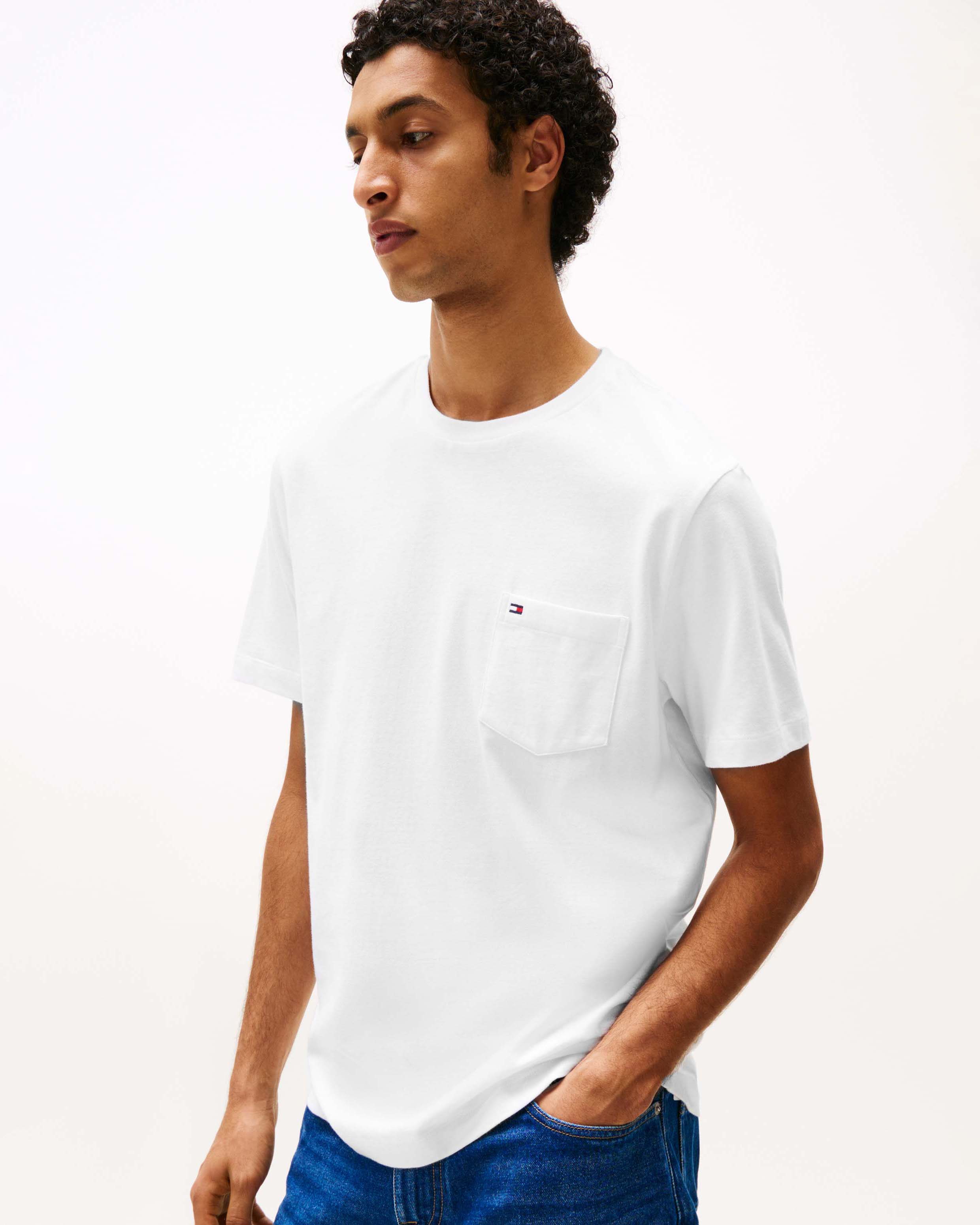 T-shirt mezza manica Tommy Hilfiger bianca in cotone con taschino e logo flag image