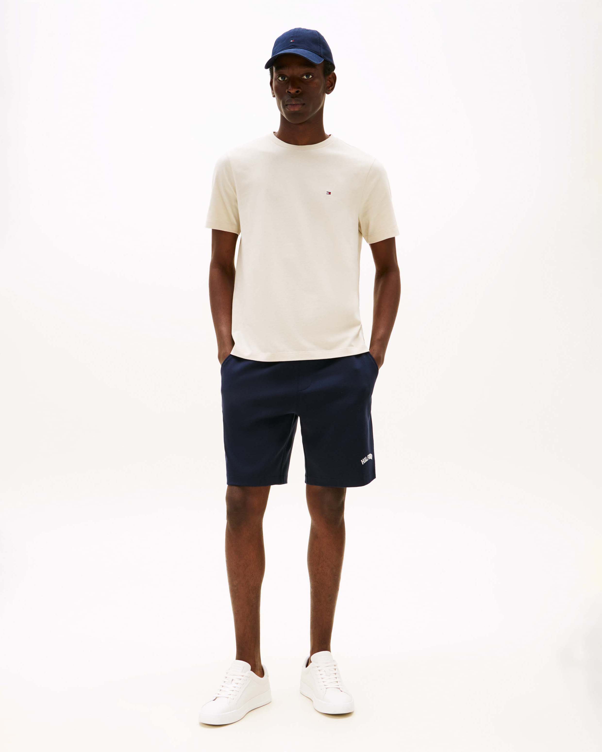 T-shirt Tommy Hilfiger beige in cotone con logo flag ricamato sul petto