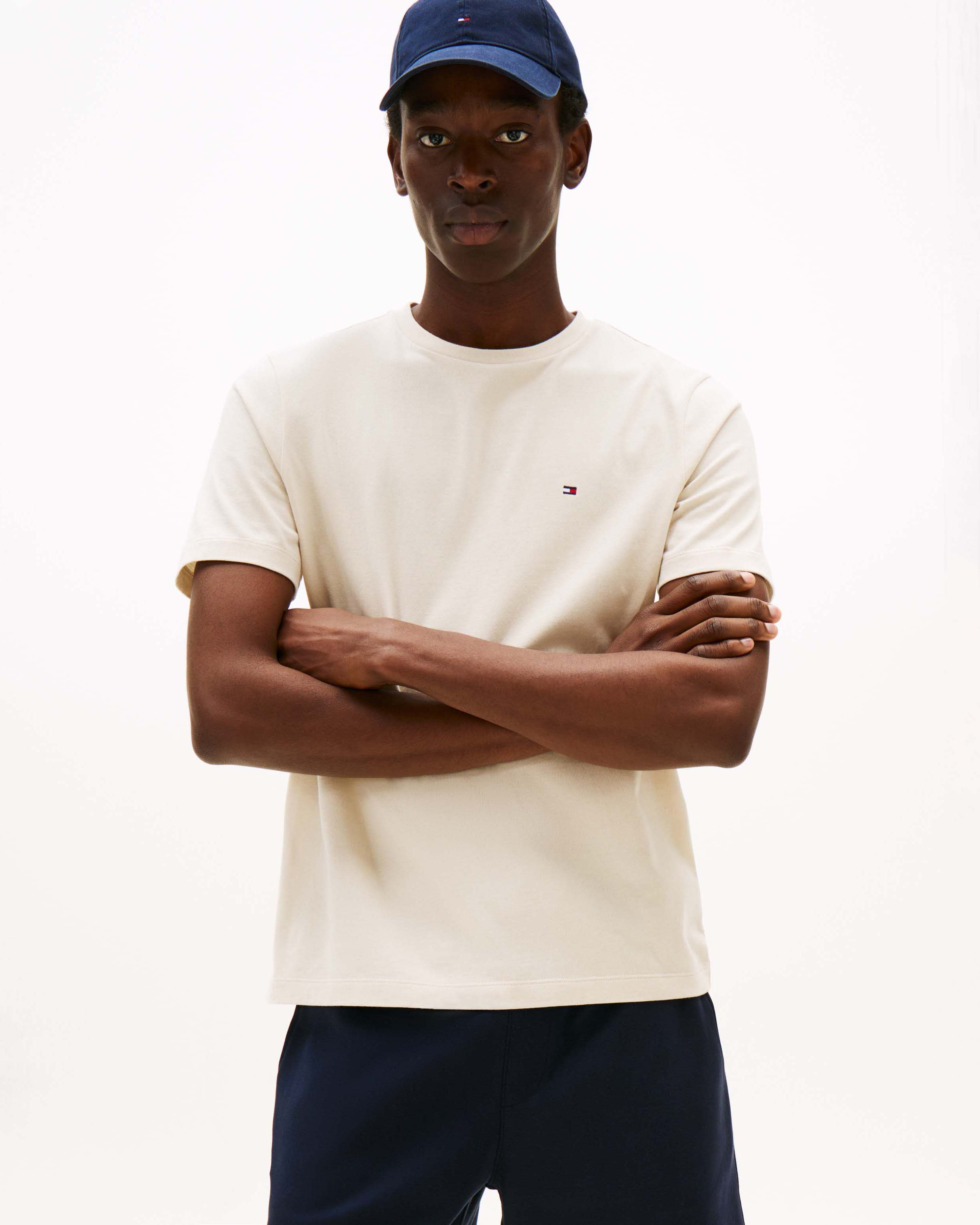 T-shirt Tommy Hilfiger beige in cotone con logo flag ricamato sul petto image