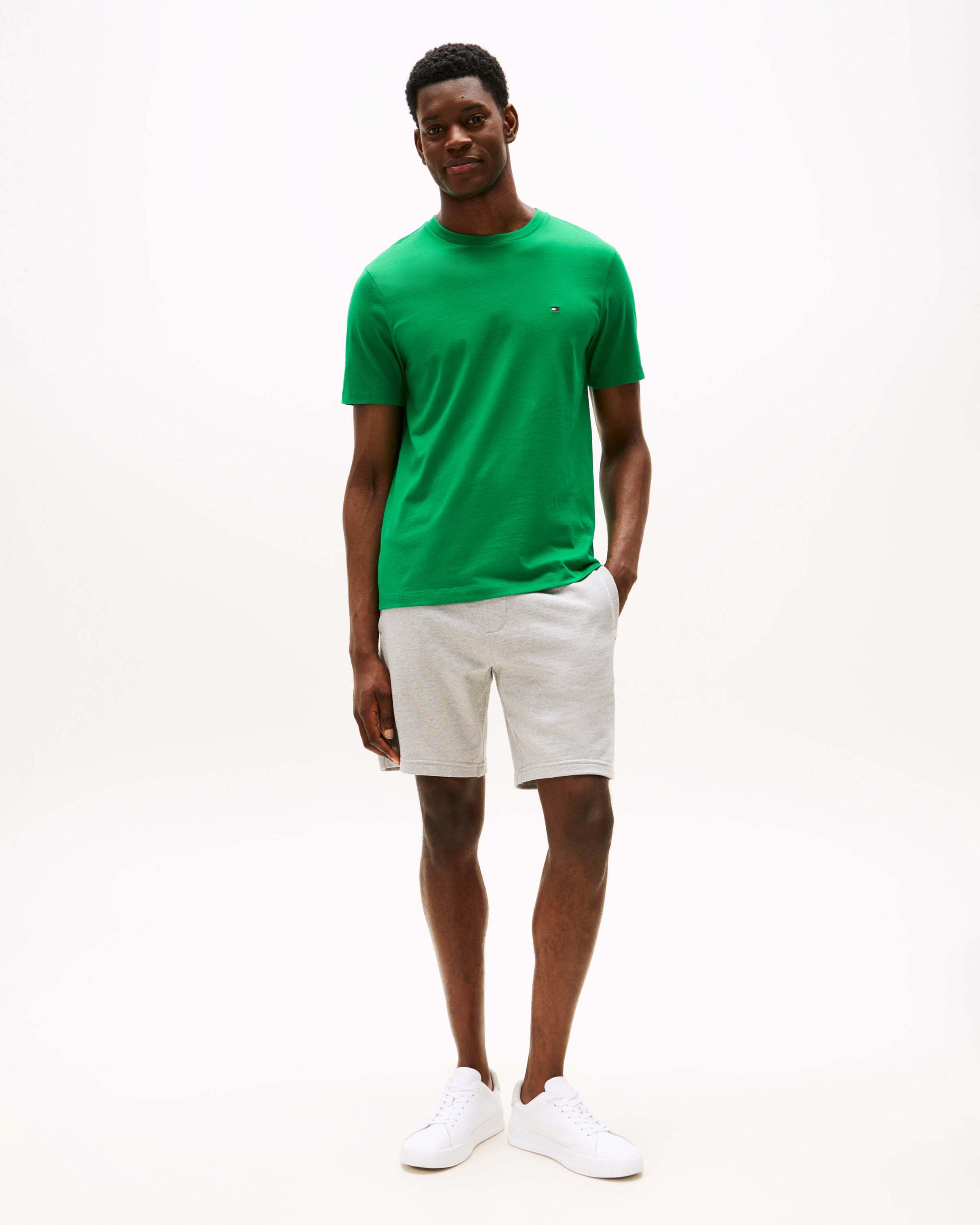 T-shirt Tommy Hilfiger verde in cotone con logo flag ricamato sul petto