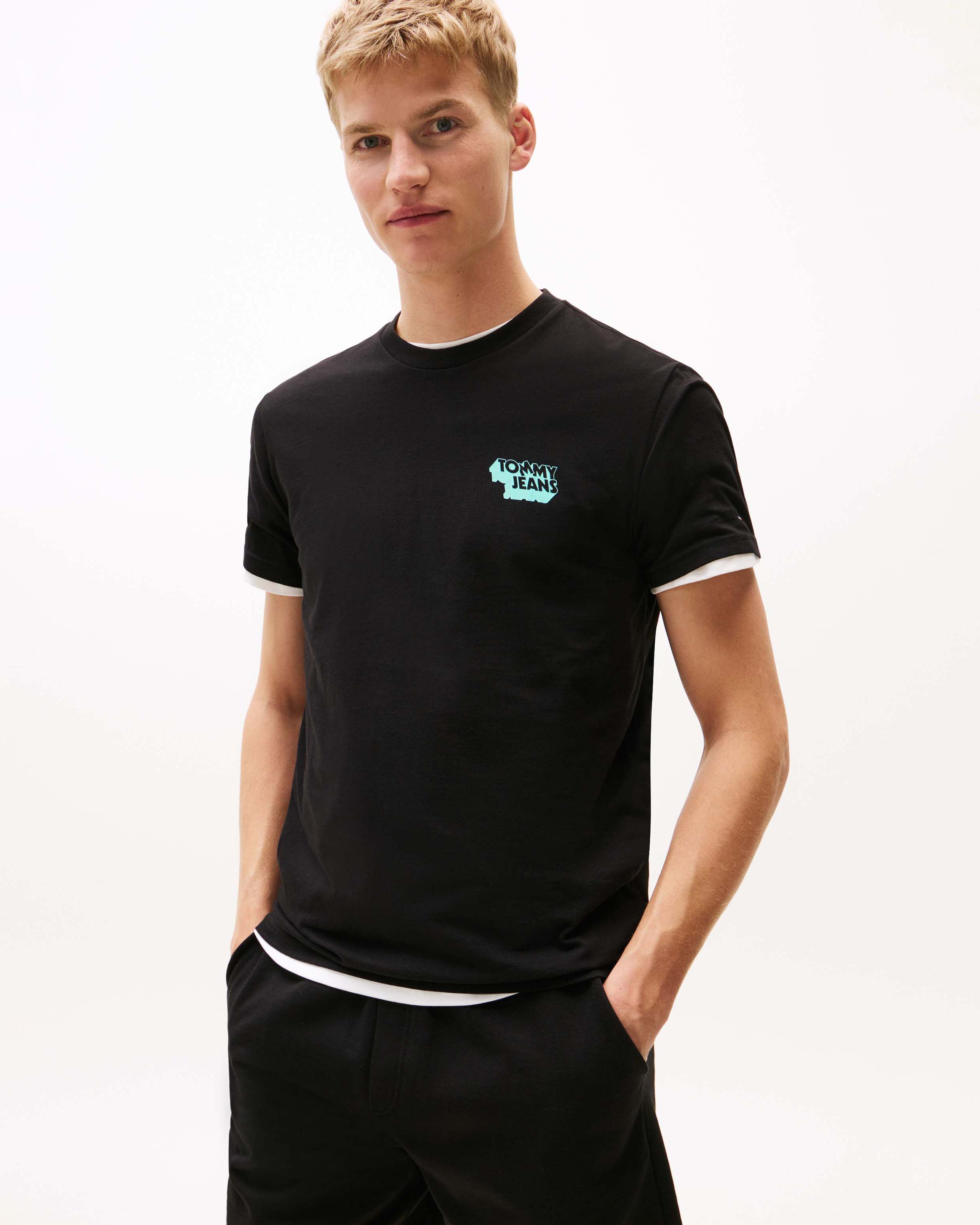 T-shirt Tommy Jeans nera in cotone con logo stampato sul petto