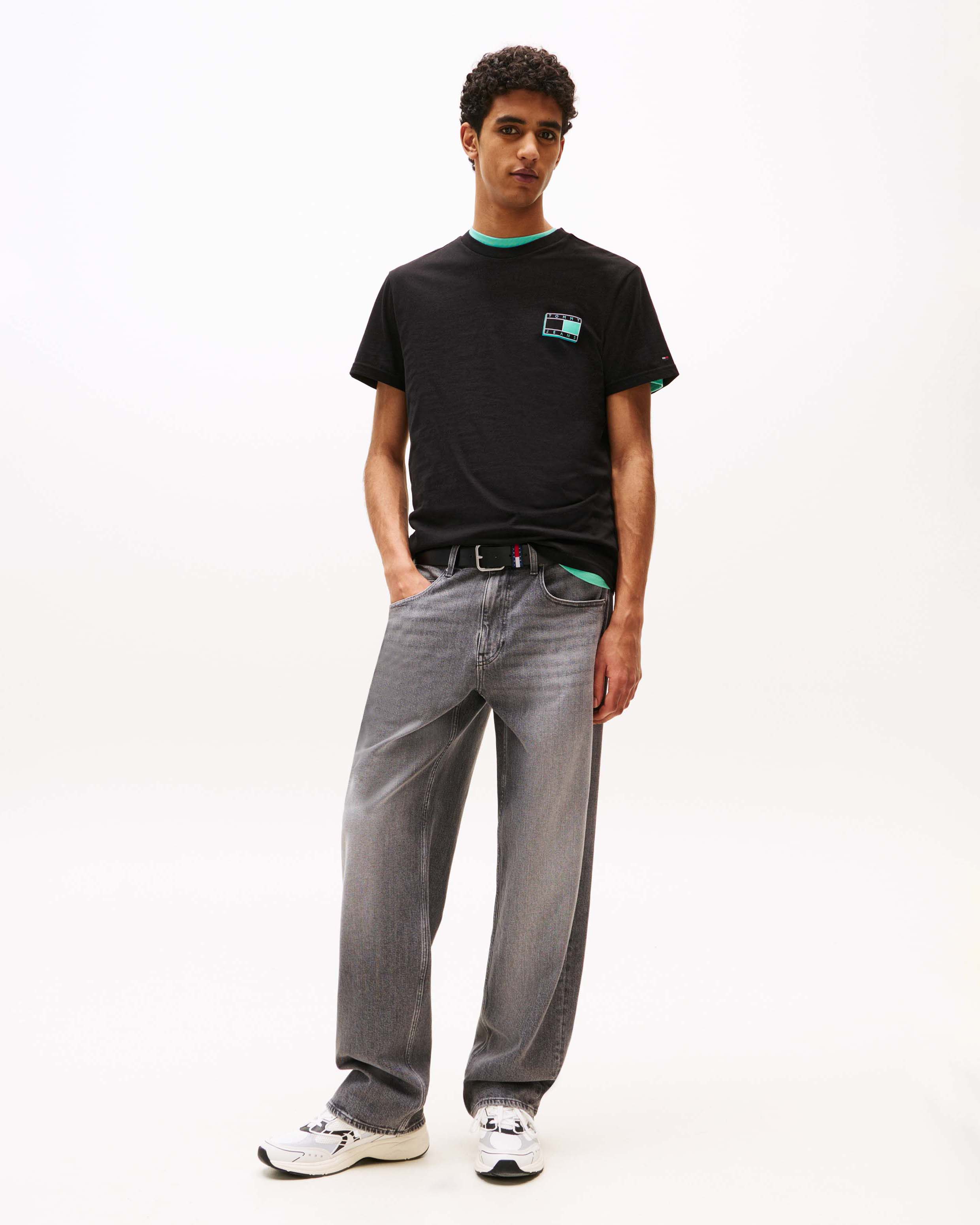 T-shirt Tommy Jeans nera in cotone con logo ricamato sul petto