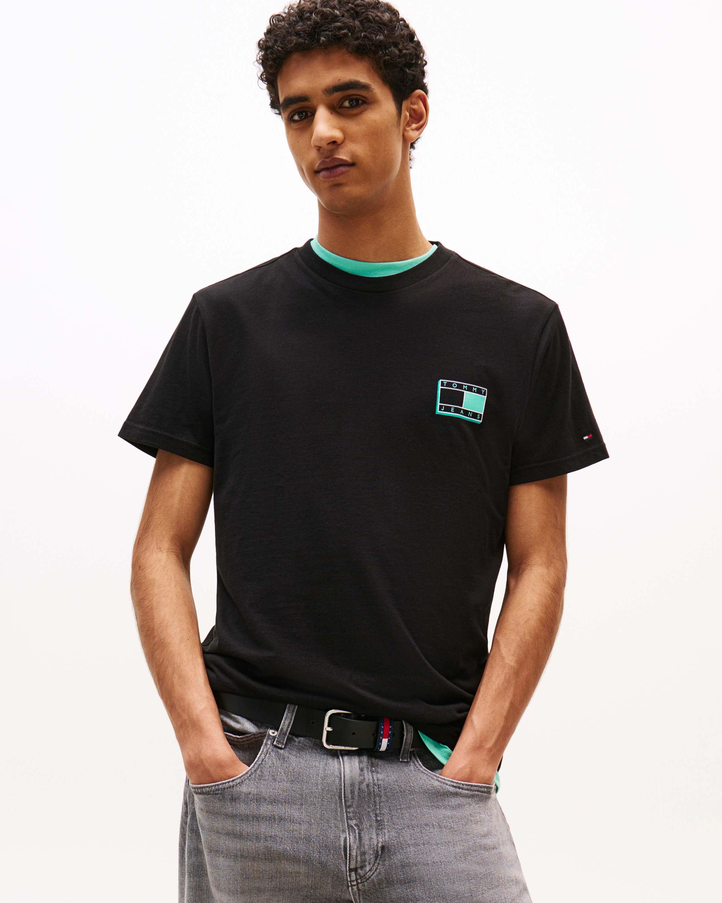 T-shirt Tommy Jeans nera in cotone con logo ricamato sul petto image