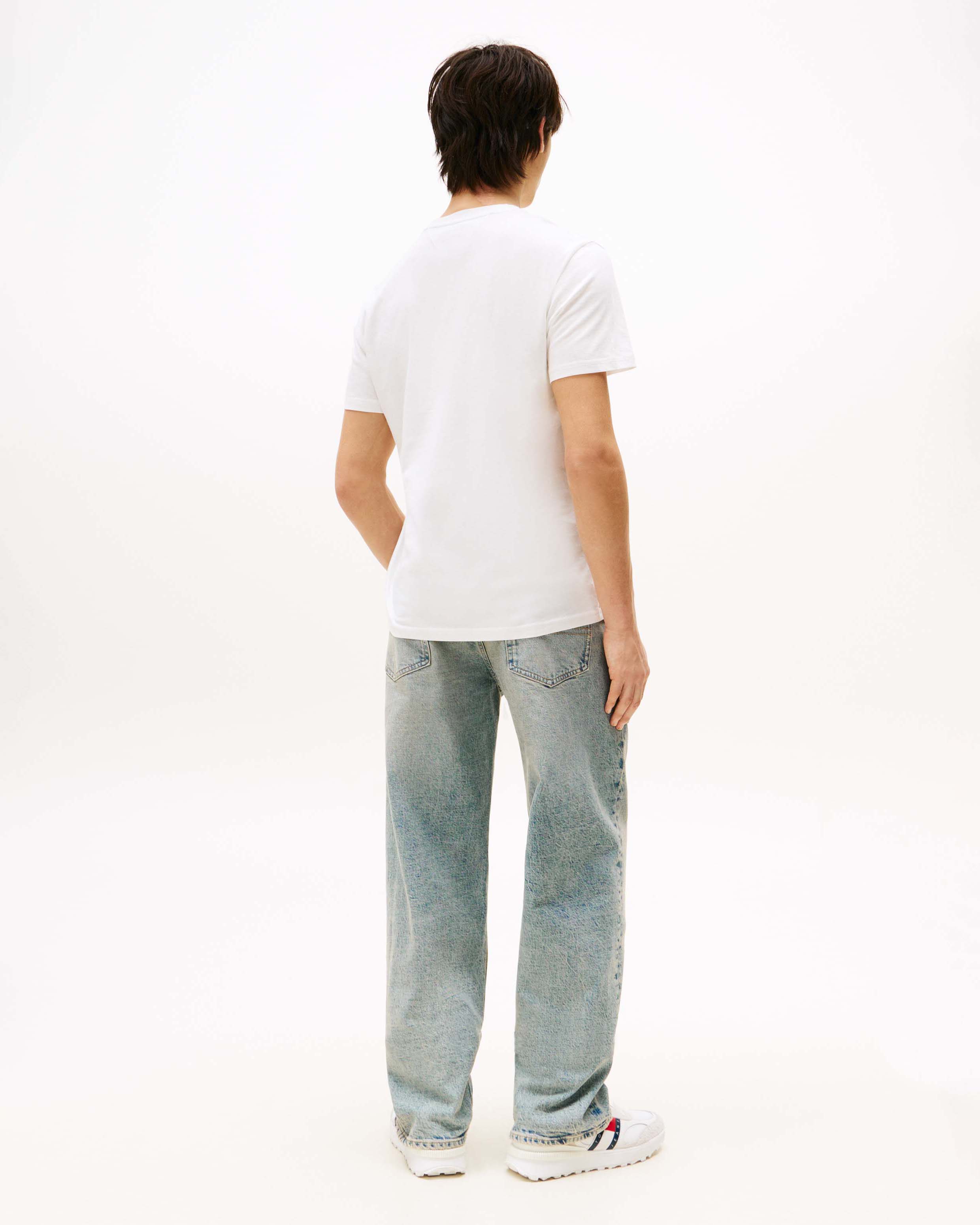 T-shirt Tommy Jeans bianca in cotone con logo ricamato sul petto image