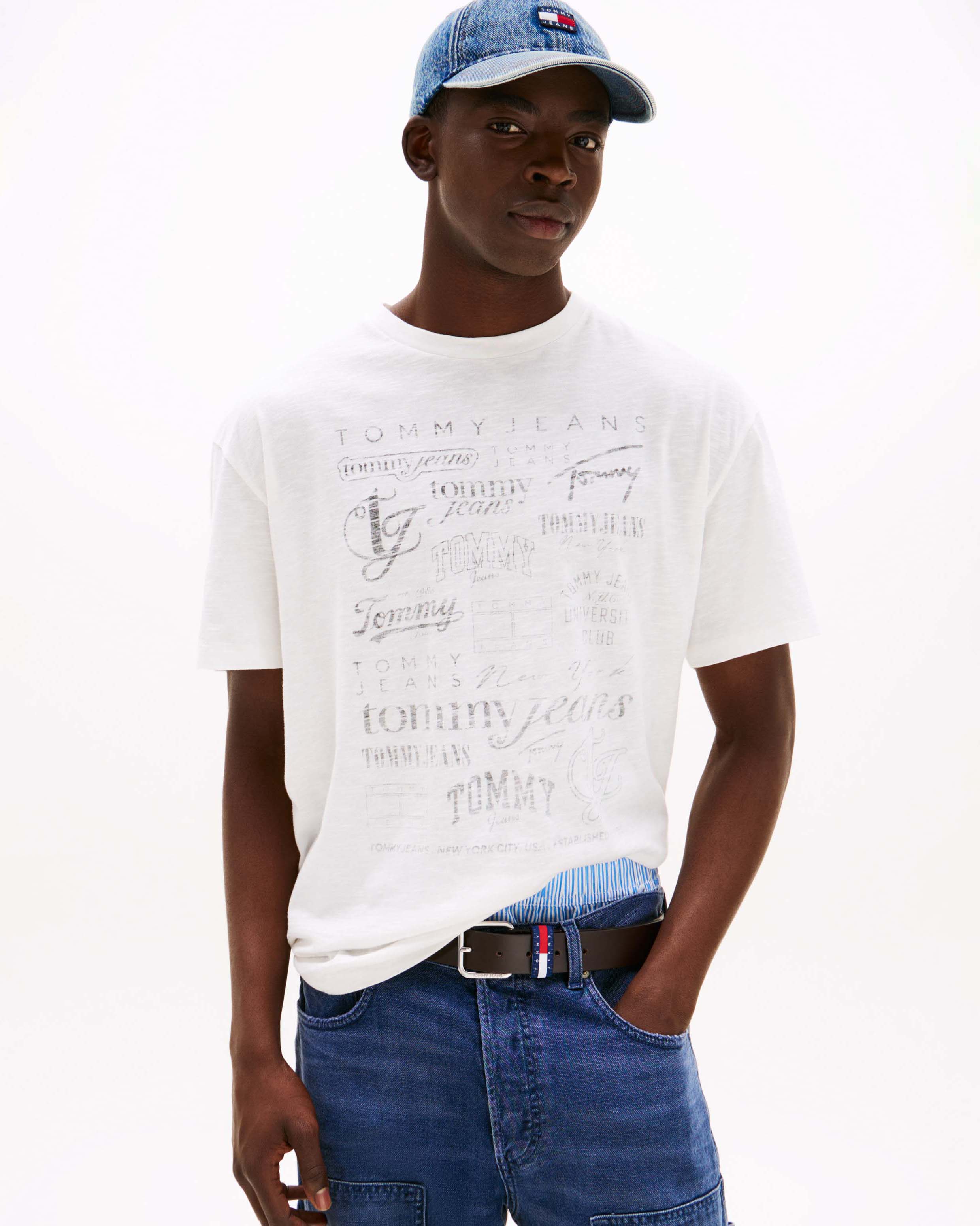 T-shirt Tommy Jeans bianca in cotone con stampa loghi frontale e posteriore soffusa