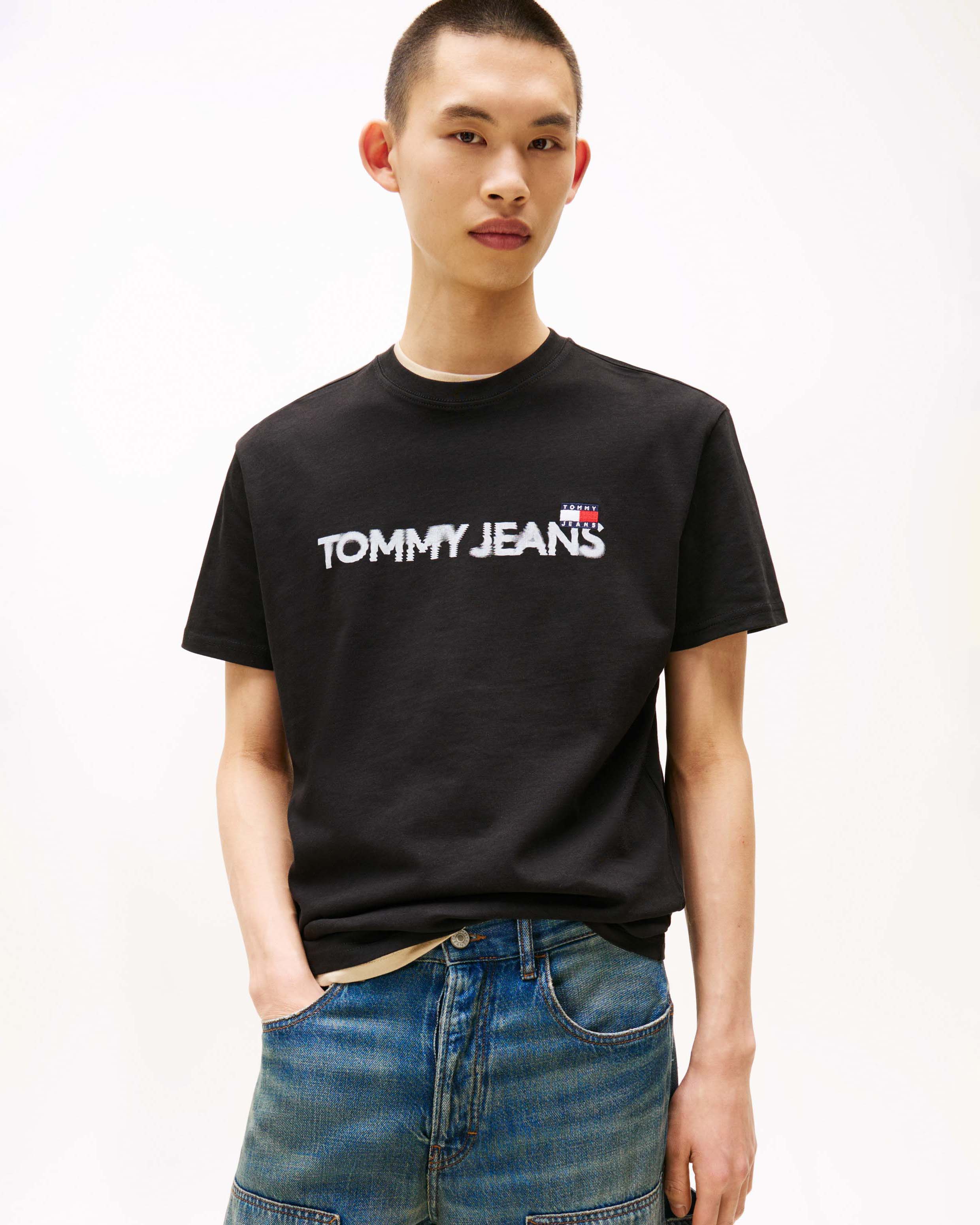 T-shirt Tommy Jeans nera in cotone con logo ricamato sul davanti effetto sfuocato