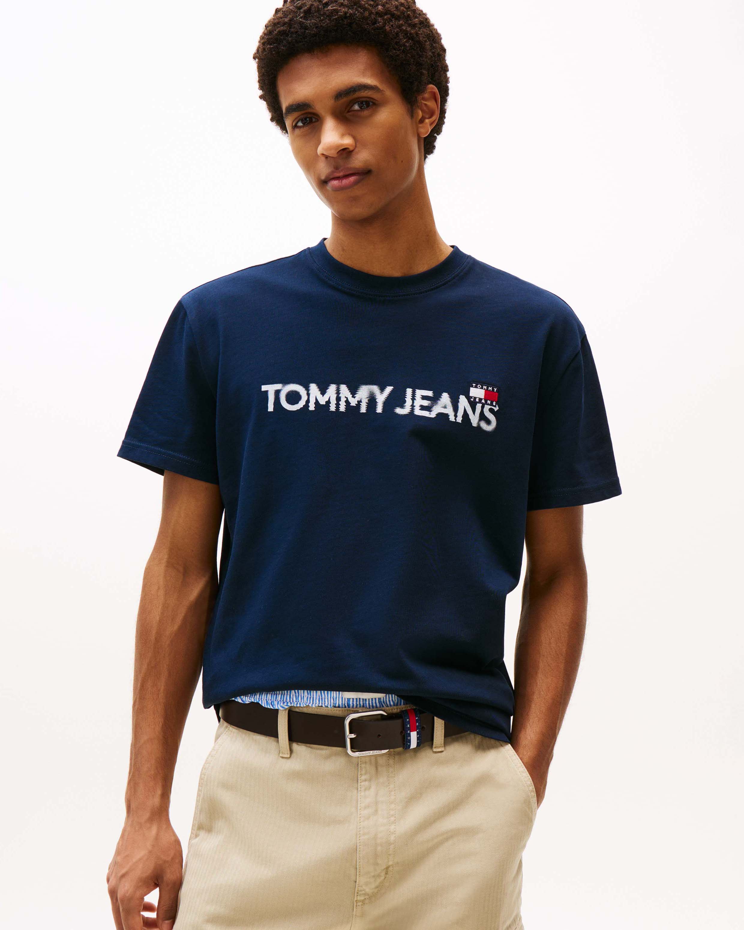 T-shirt Tommy Jeans blu in cotone con logo ricamato sul davanti effetto sfuocato