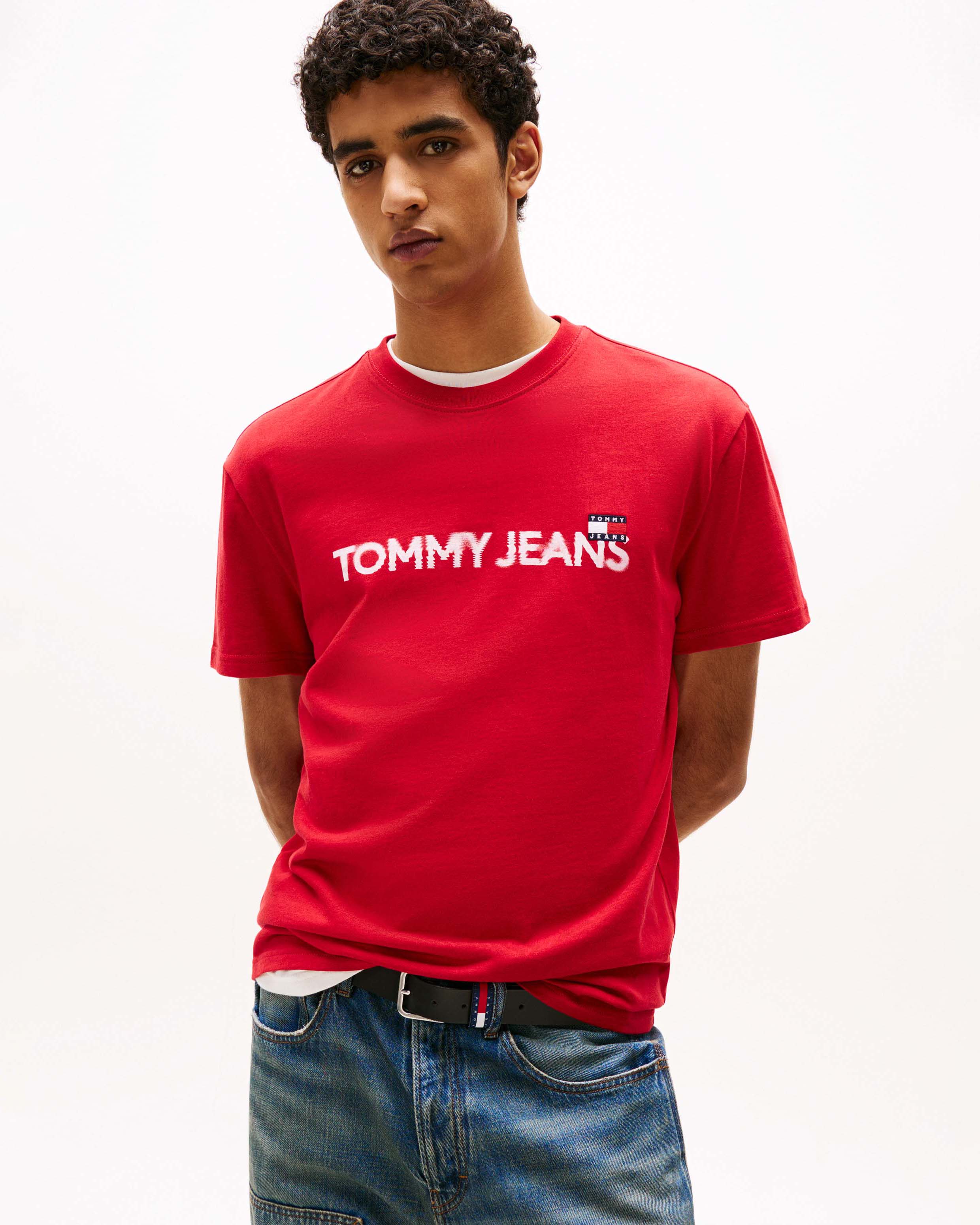 T-shirt Tommy Jeans rossa in cotone con logo ricamato sul davanti effetto sfuocato