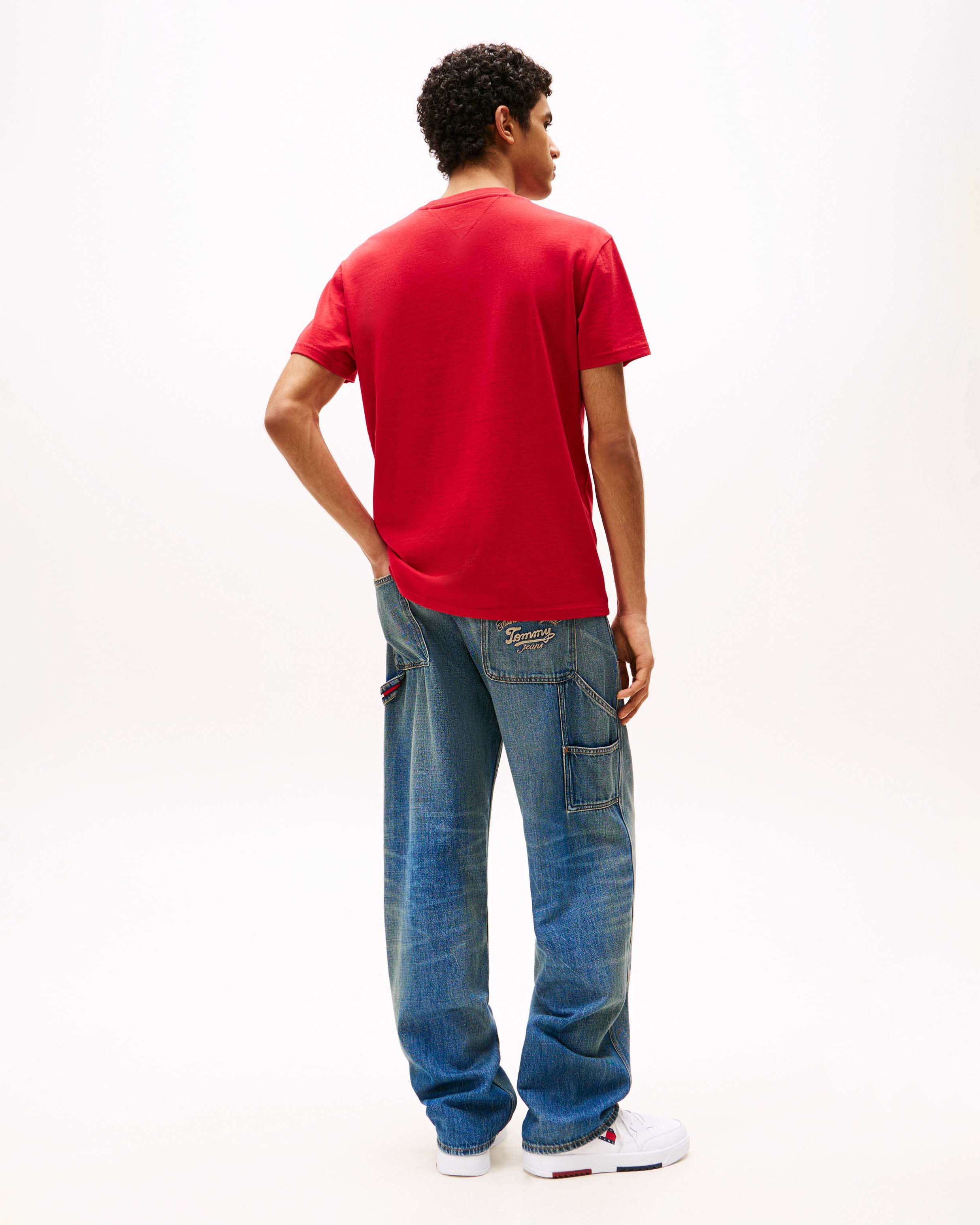 T-shirt Tommy Jeans rossa in cotone con logo ricamato sul davanti effetto sfuocato image