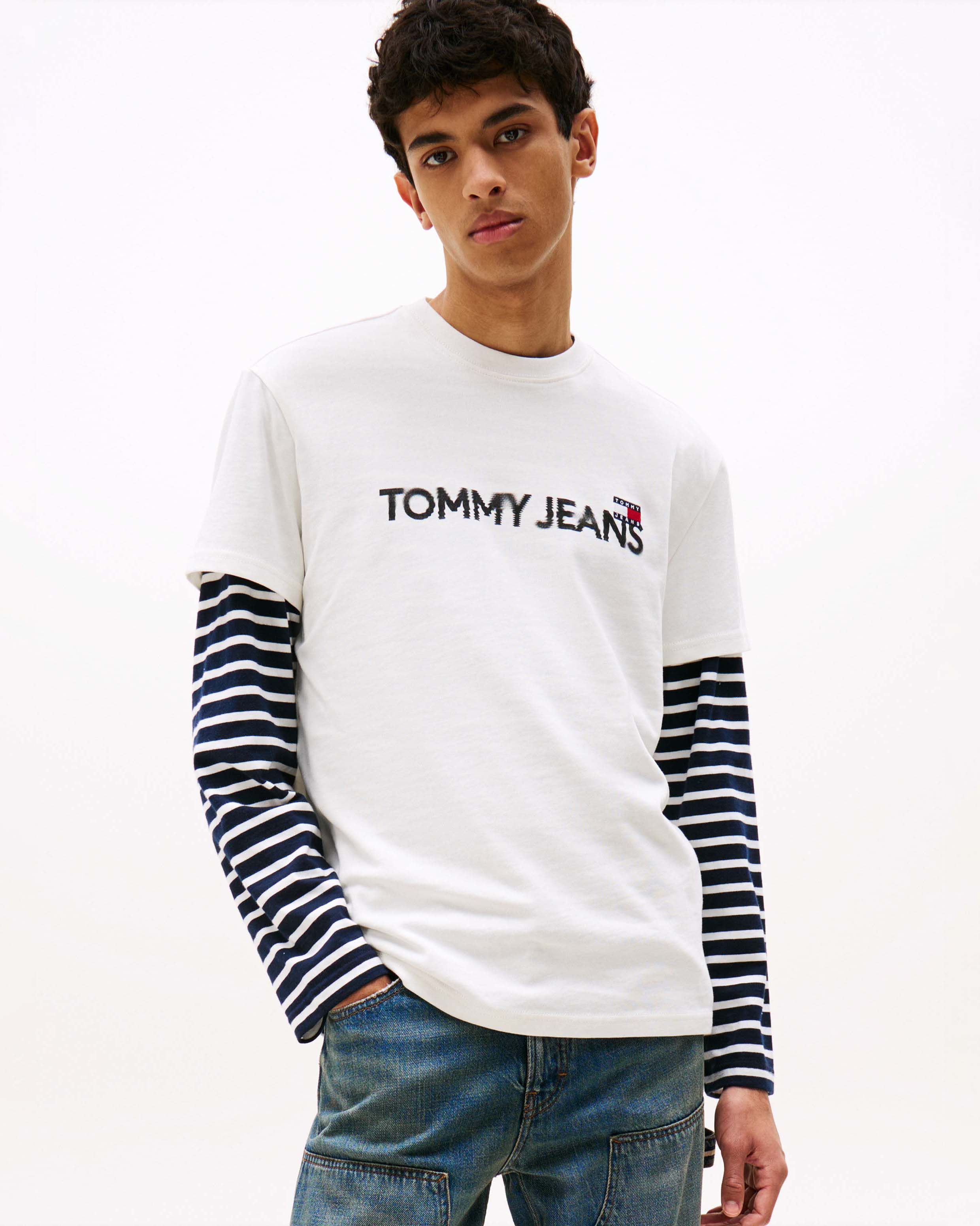 T-shirt Tommy Jeans bianca in cotone con logo ricamato sul davanti effetto sfuocato
