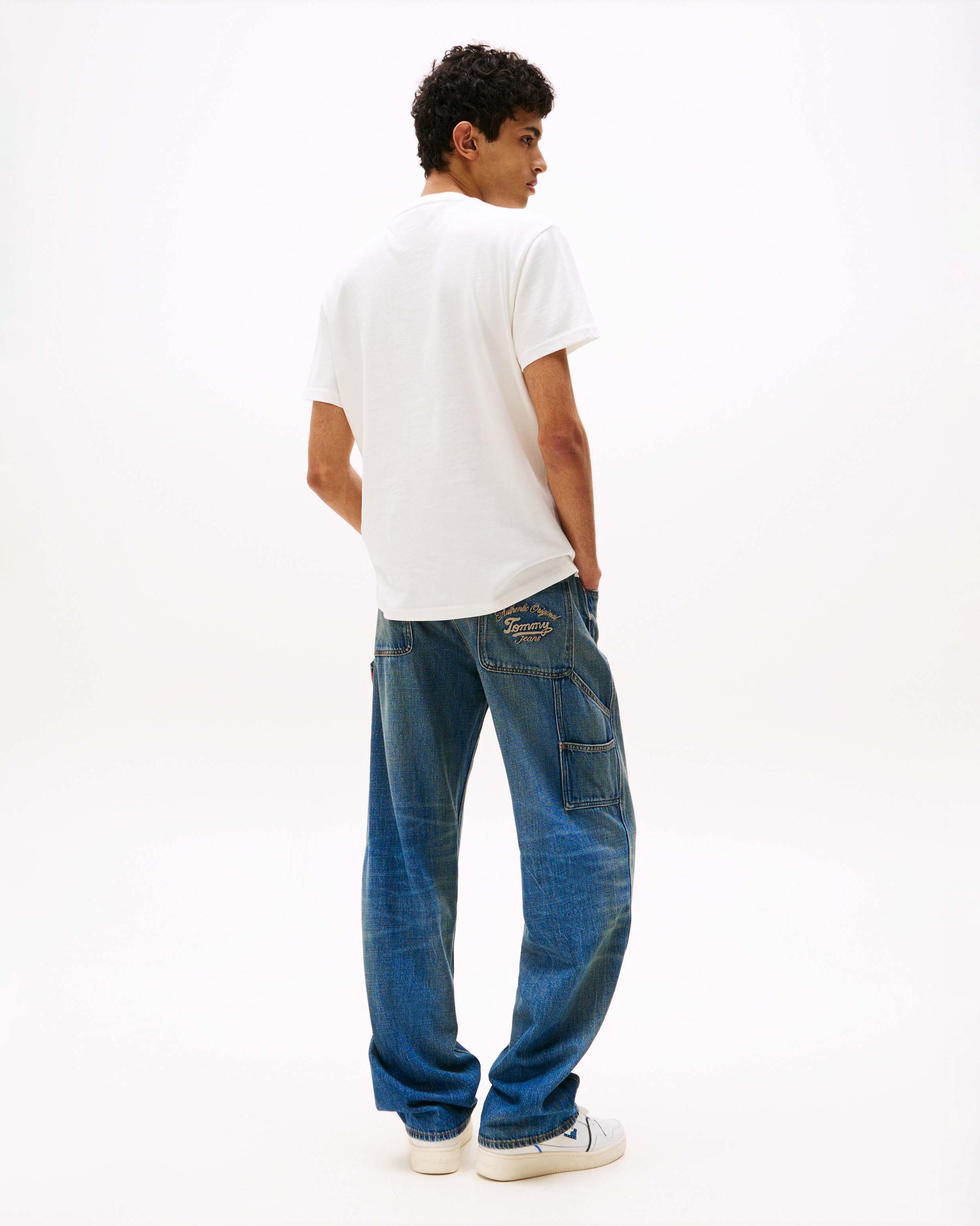 T-shirt Tommy Jeans bianca in cotone con logo ricamato sul davanti effetto sfuocato image