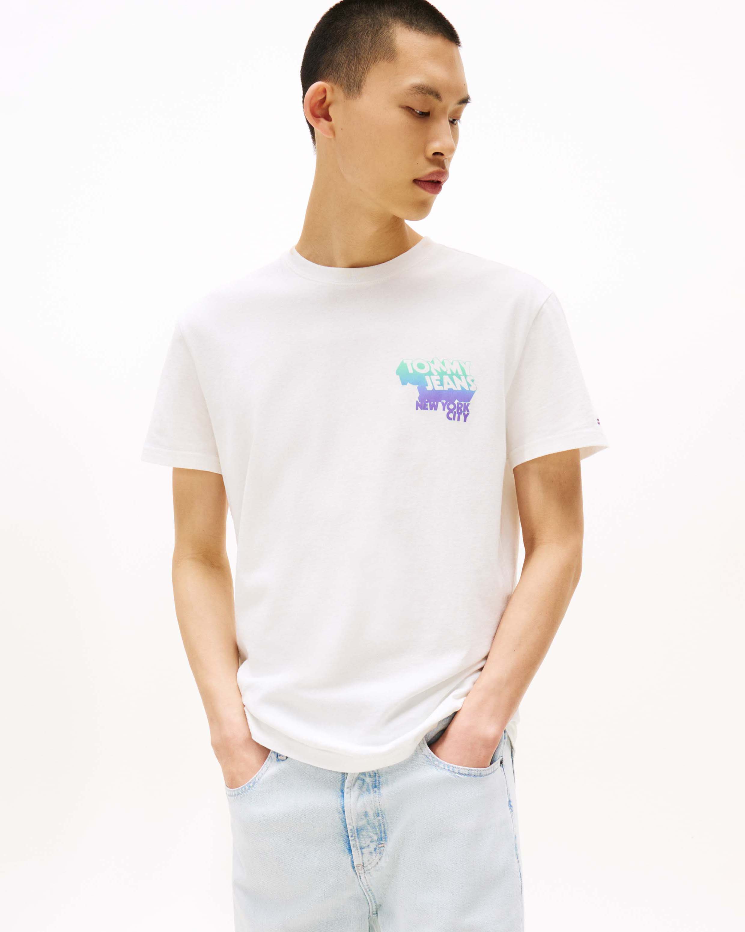 T-shirt Tommy Jeans bianca in cotone con stampa logo multicolore sul davanti e sul retro