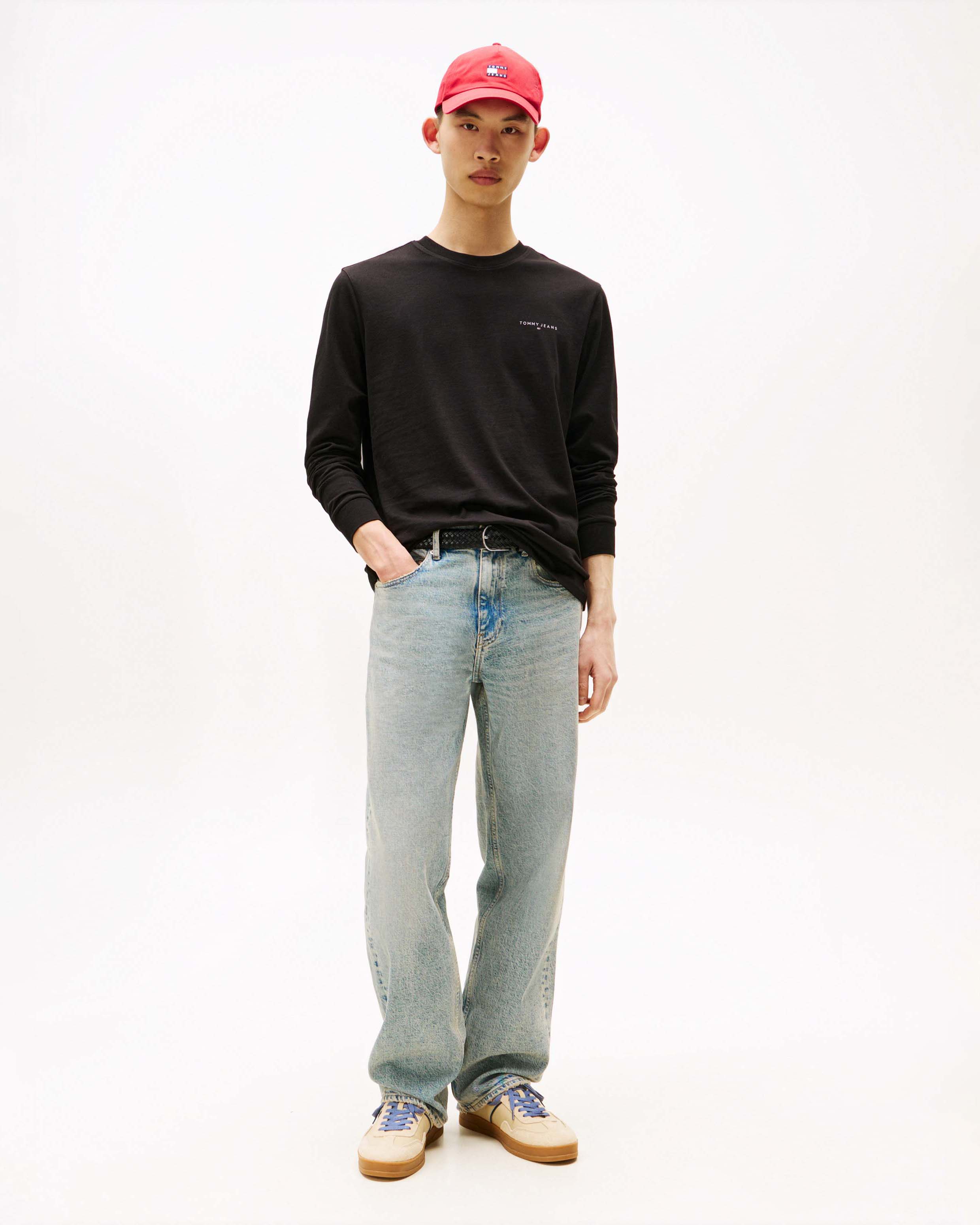 T-shirt a manica lunga Tommy Jeans nera in cotone con logo piccolo stampato sul petto