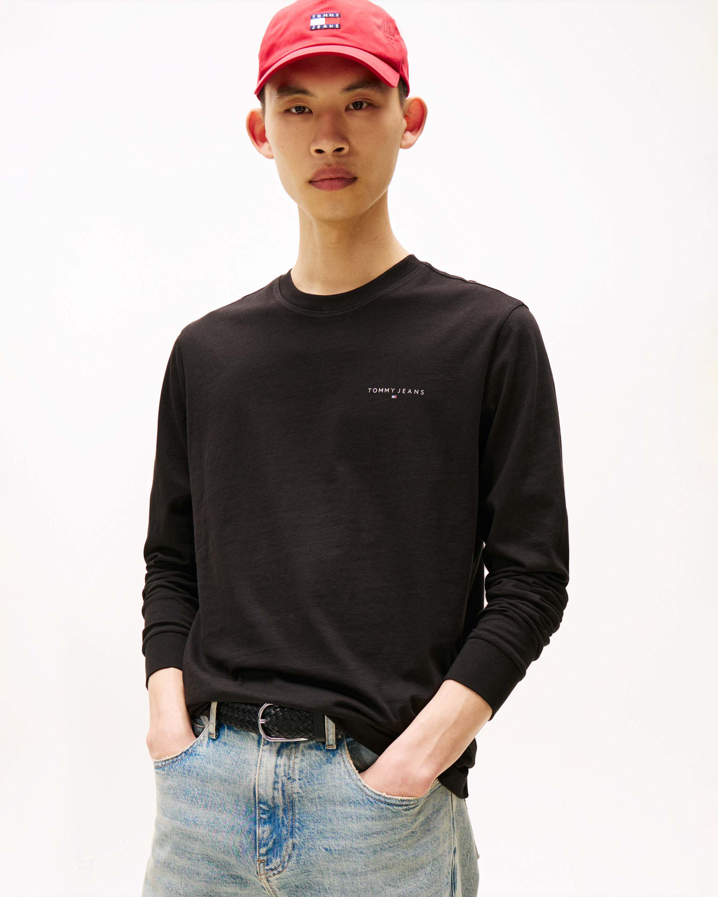 T-shirt a manica lunga Tommy Jeans nera in cotone con logo piccolo stampato sul petto image