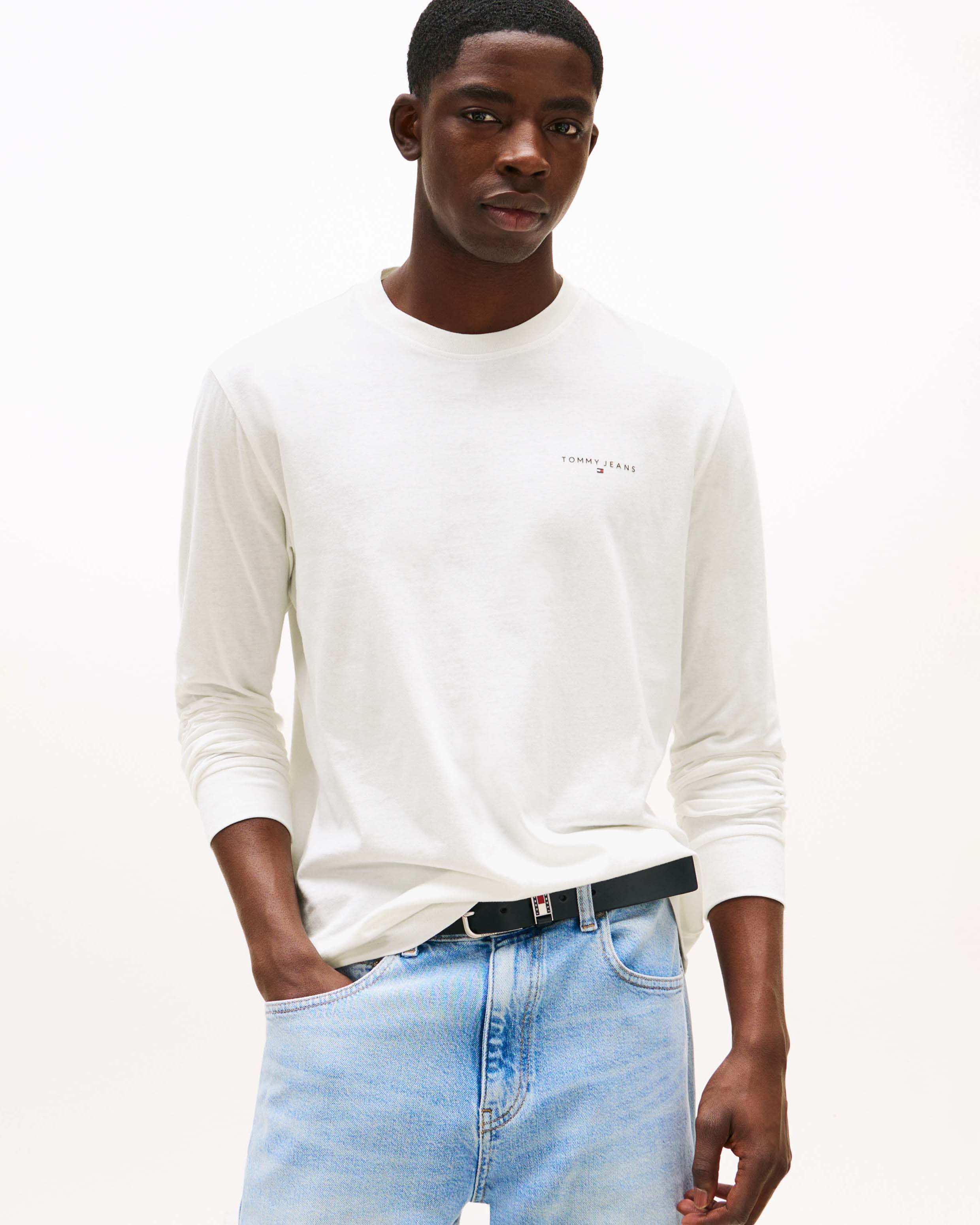 T-shirt a manica lunga Tommy Jeans bianca in cotone con logo piccolo stampato sul petto image