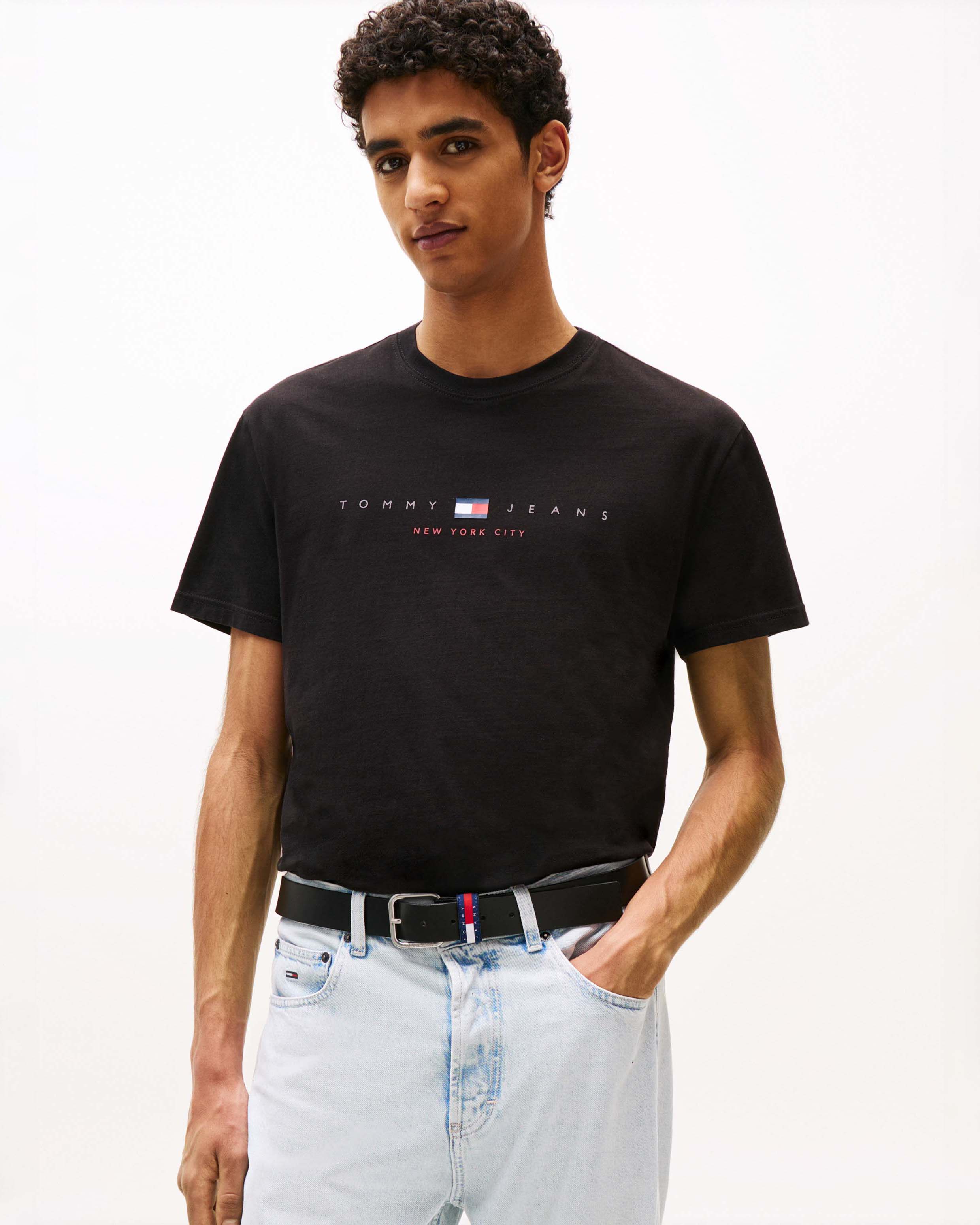 T-shirt Tommy Jeans nera in cotone con ricamo logo frontale