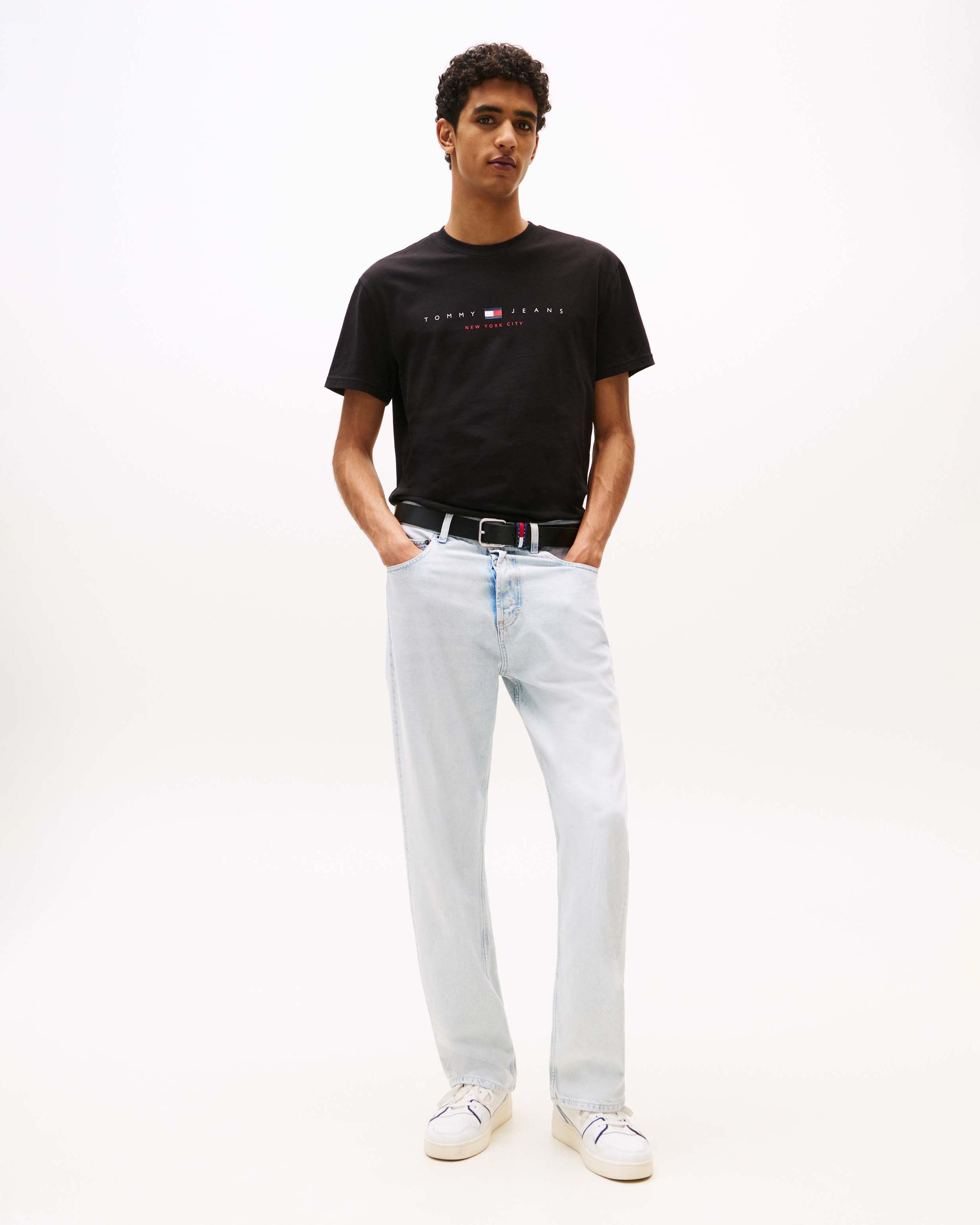 T-shirt Tommy Jeans nera in cotone con ricamo logo frontale