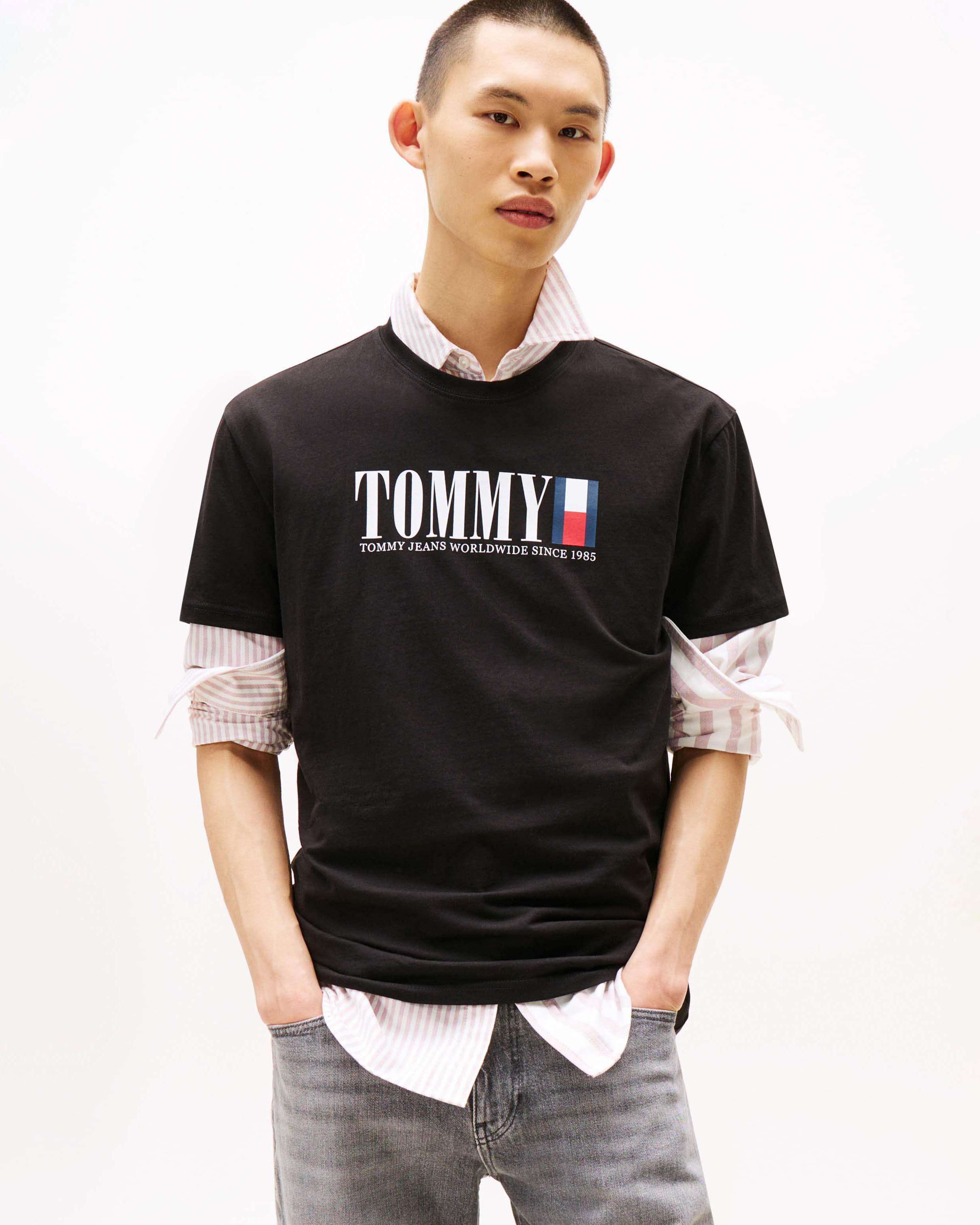 T-shirt Tommy Jeans nera in cotone con stampa logo frontale