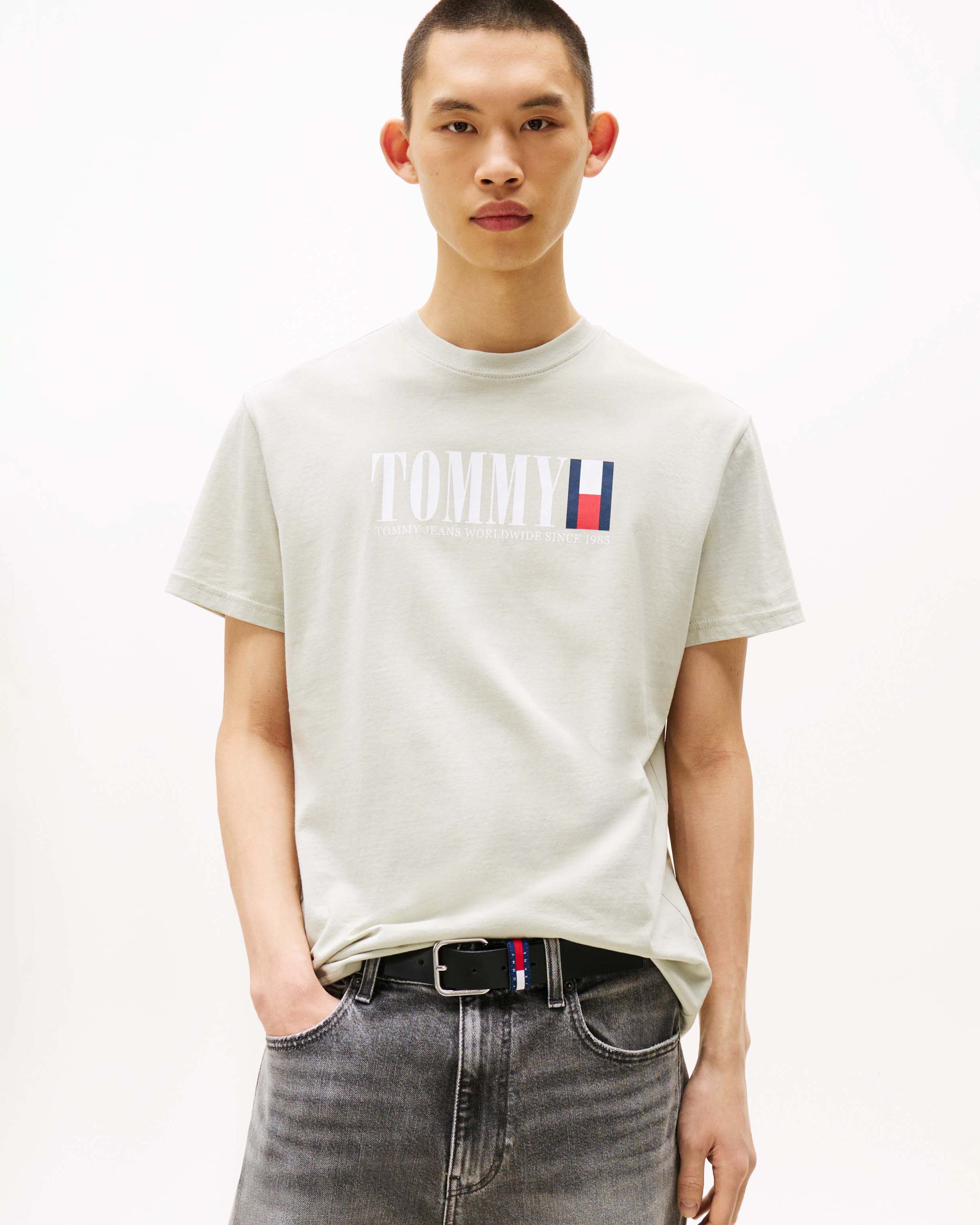 T-shirt Tommy Jeans salvia in cotone con stampa logo frontale