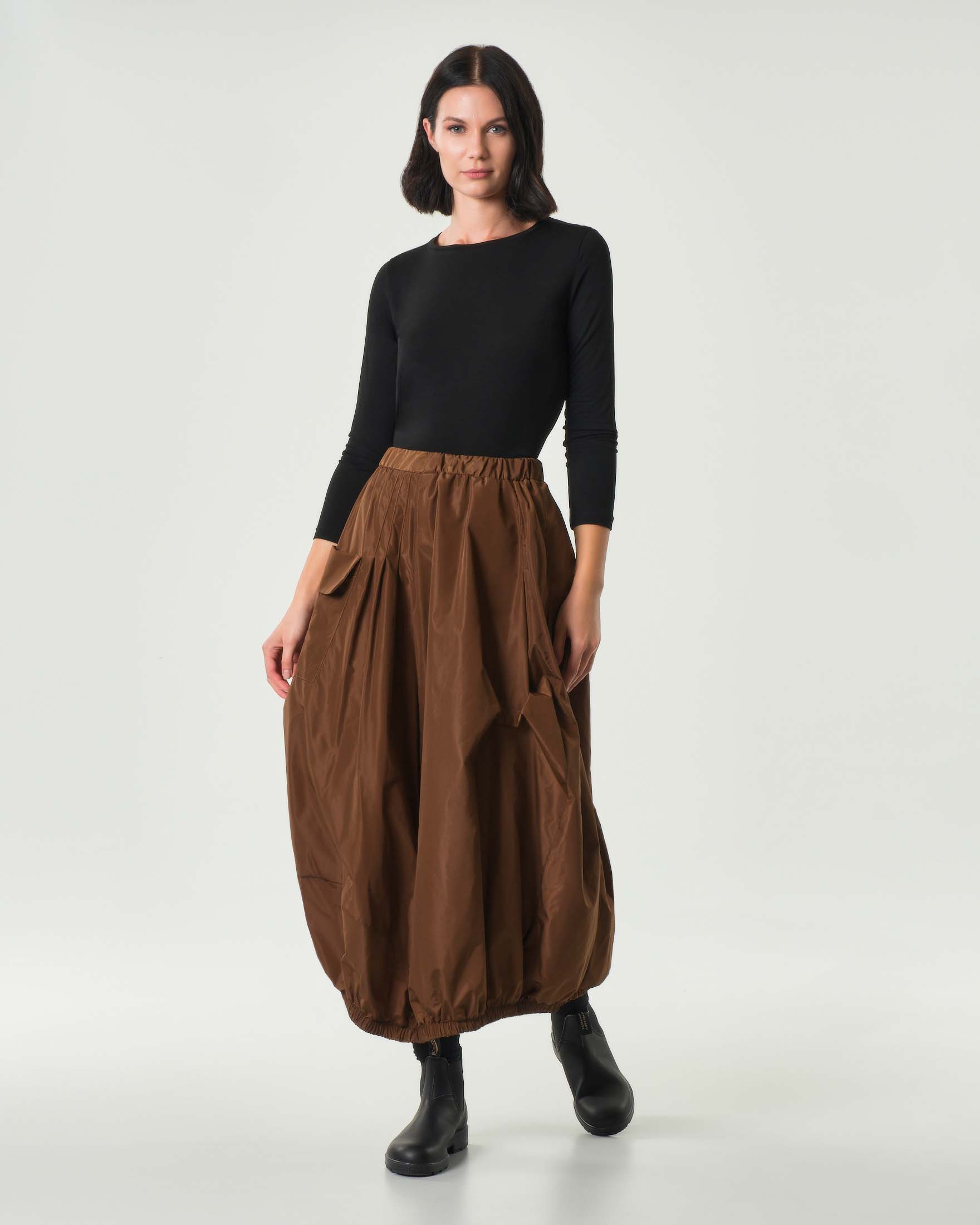 Gonna midi a palloncino color tabacco Jurerê con elastico inserito al fondo e tasca sul fianco con patta