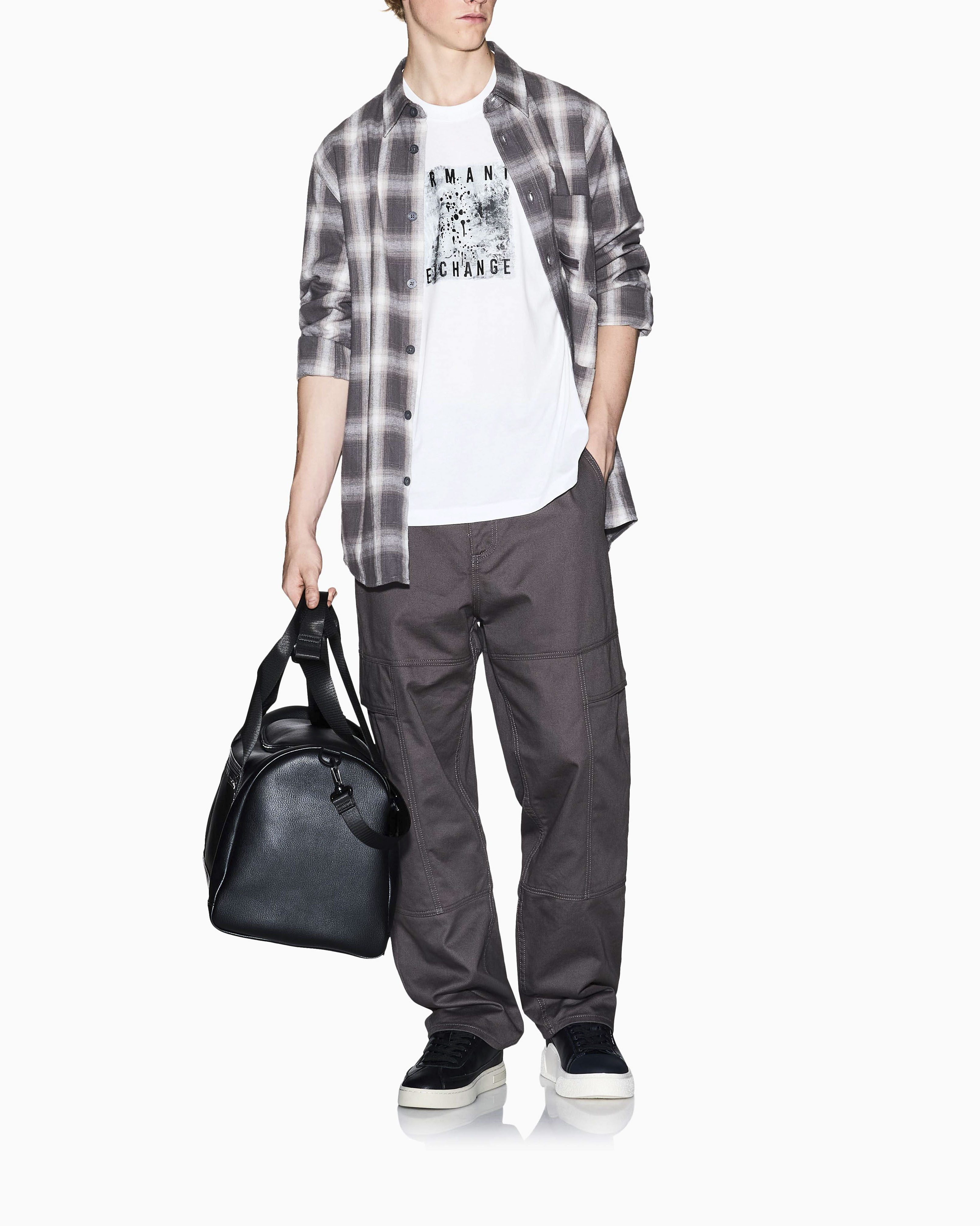 Camicia Armani Exchange in fantasia check fango con taschino e logo ricamato sul petto