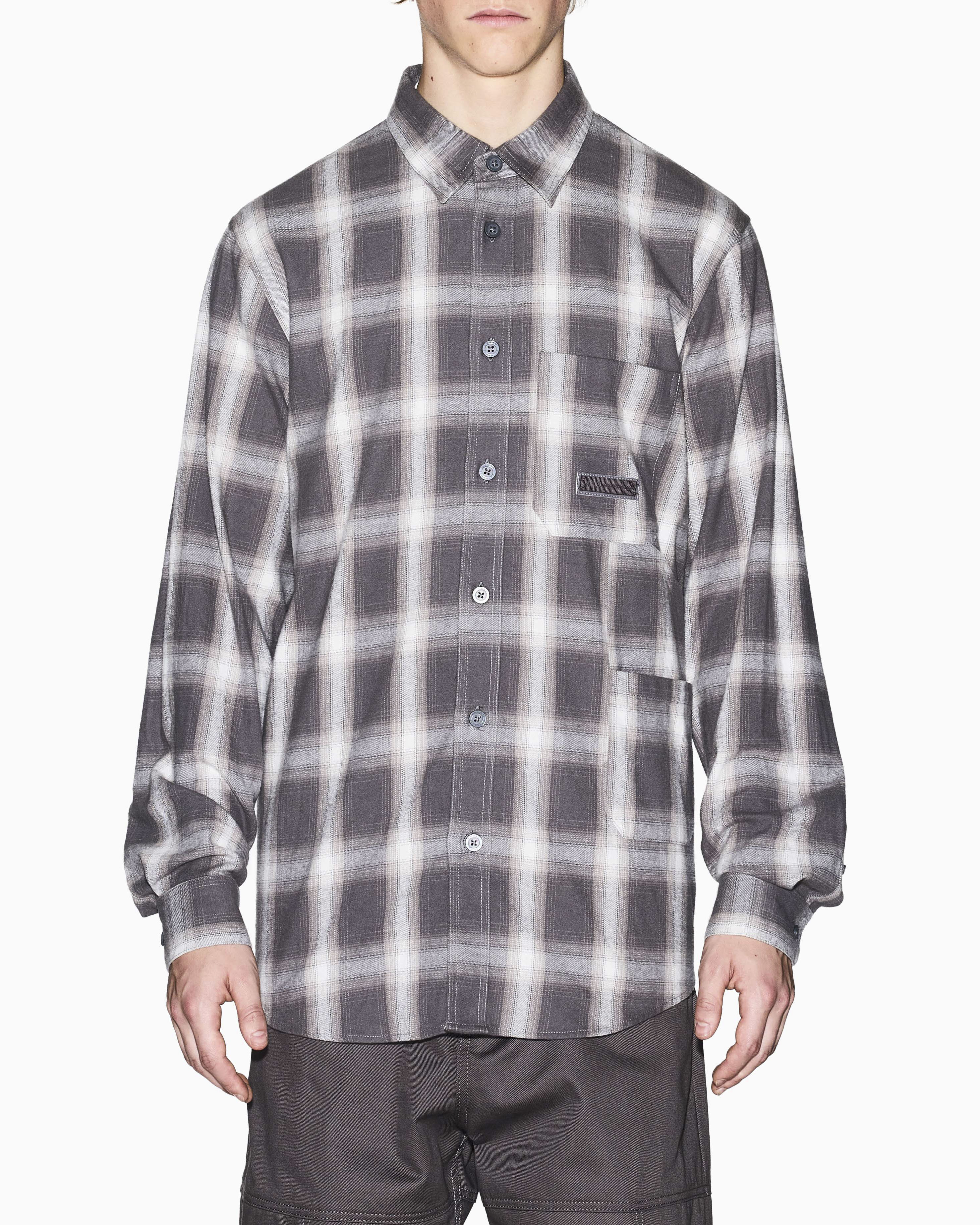Camicia Armani Exchange in fantasia check fango con taschino e logo ricamato sul petto image