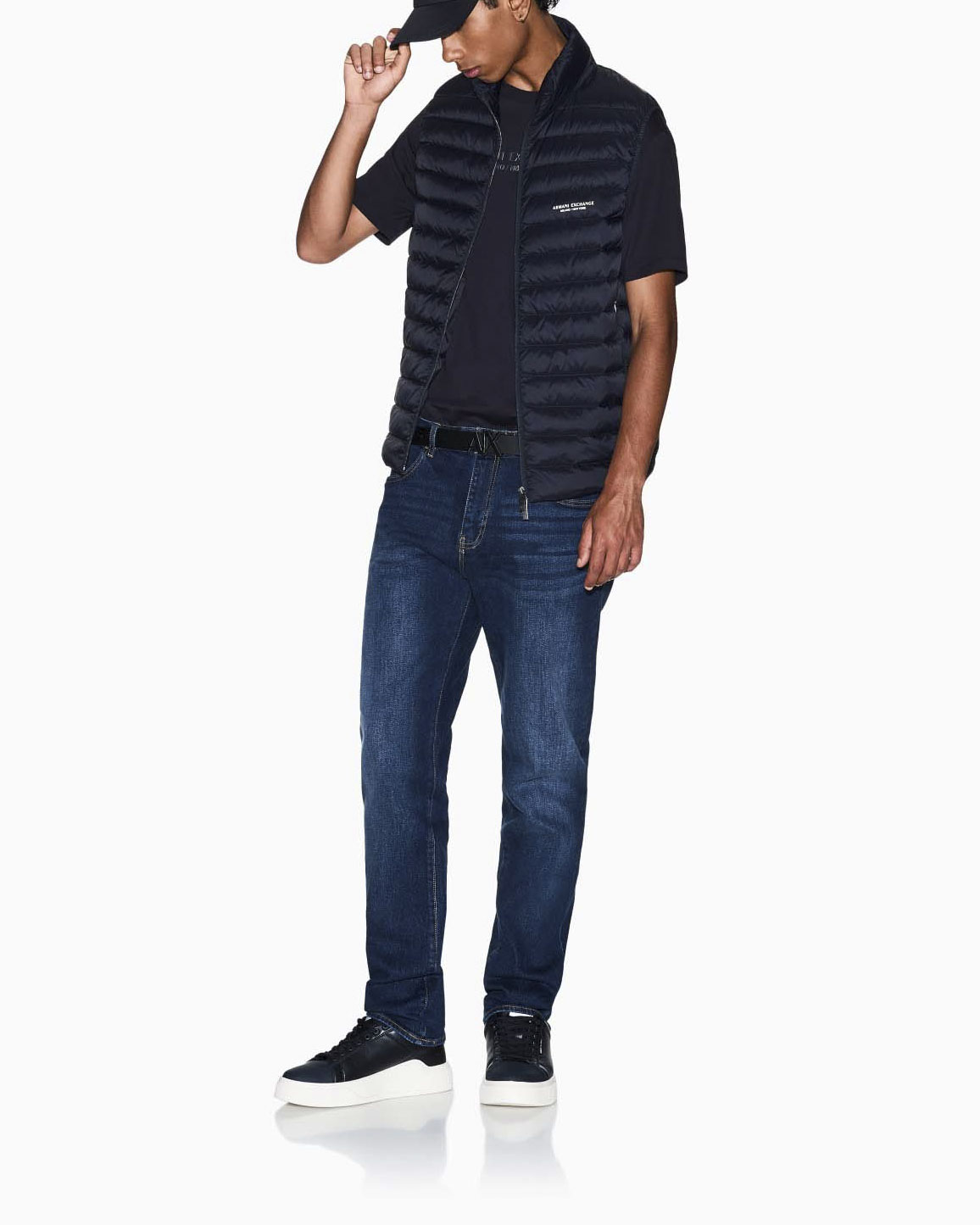 Armani Exchange — Piumino smanicato Armani Exchange blu con logo stampato