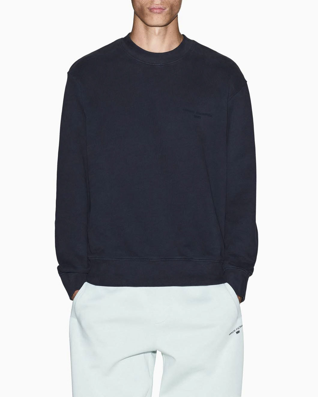 Felpa girocollo relaxed-fit Armani Exchange blu in cotone con logo ricamato sul petto e sul retro