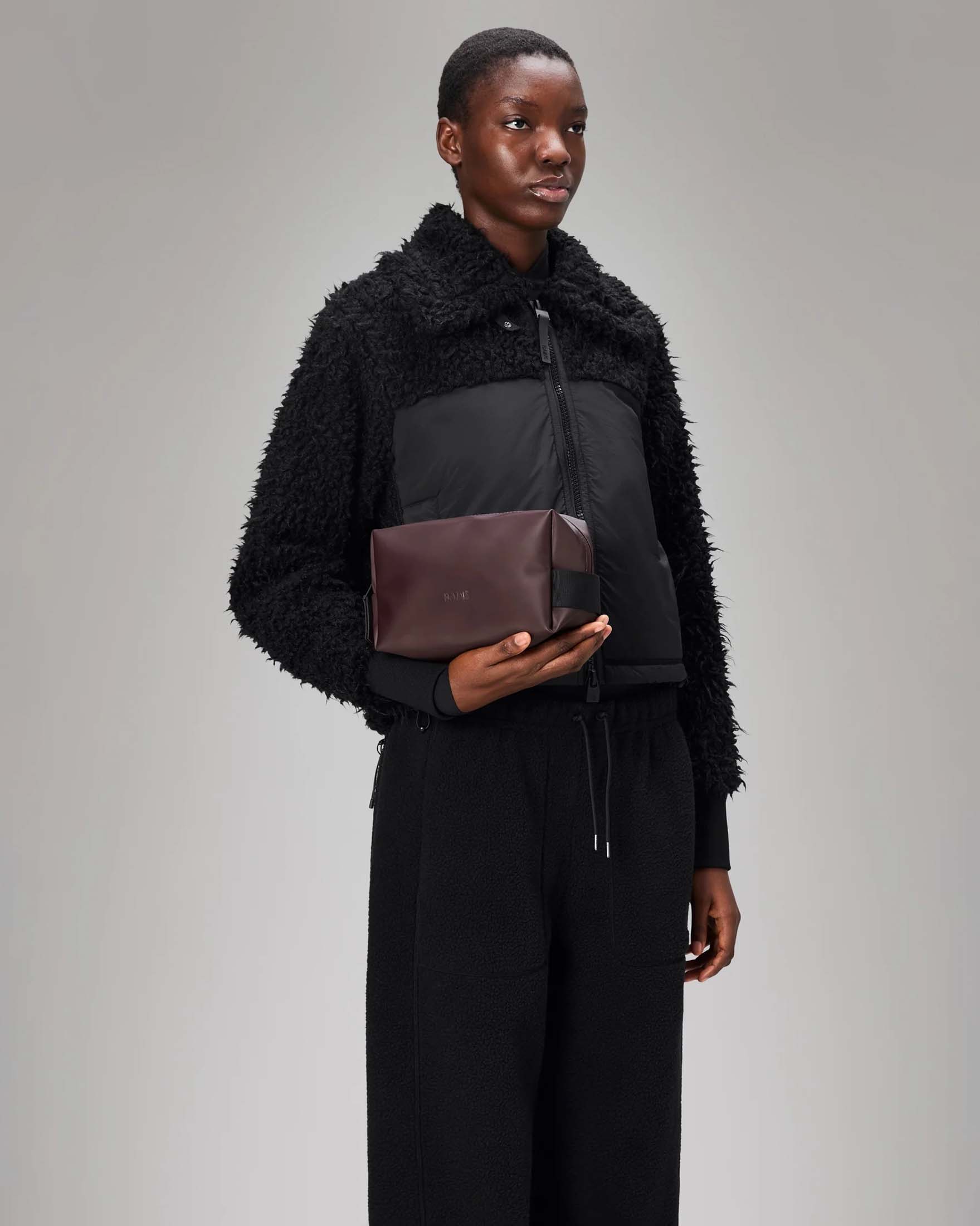 Wash Bag Small bordeaux Rains in tessuto impermeabile dal finish opaco image