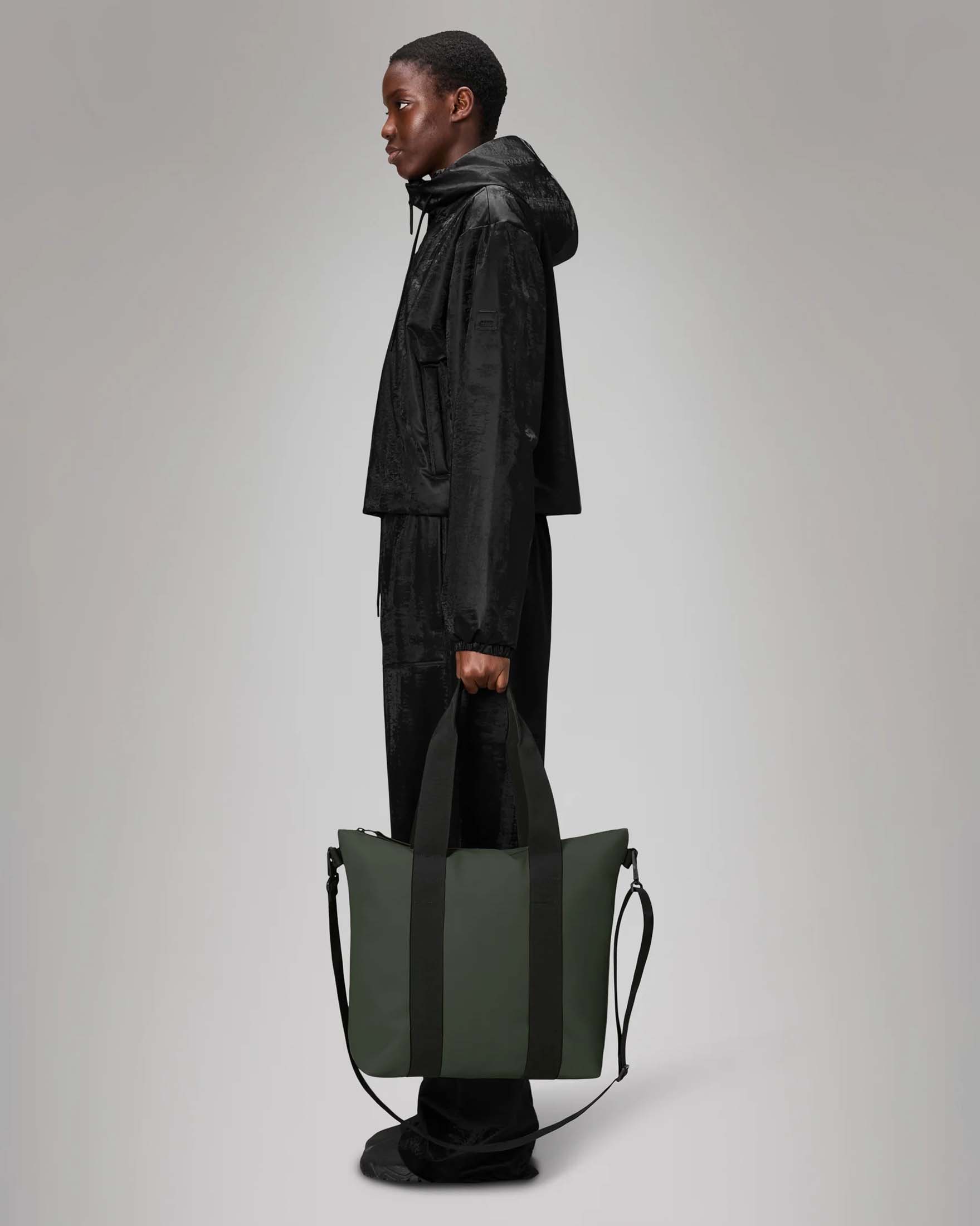 Tote Bag Mini Rains verde militare con manici a mano e tracolla più lunga rimovibile image