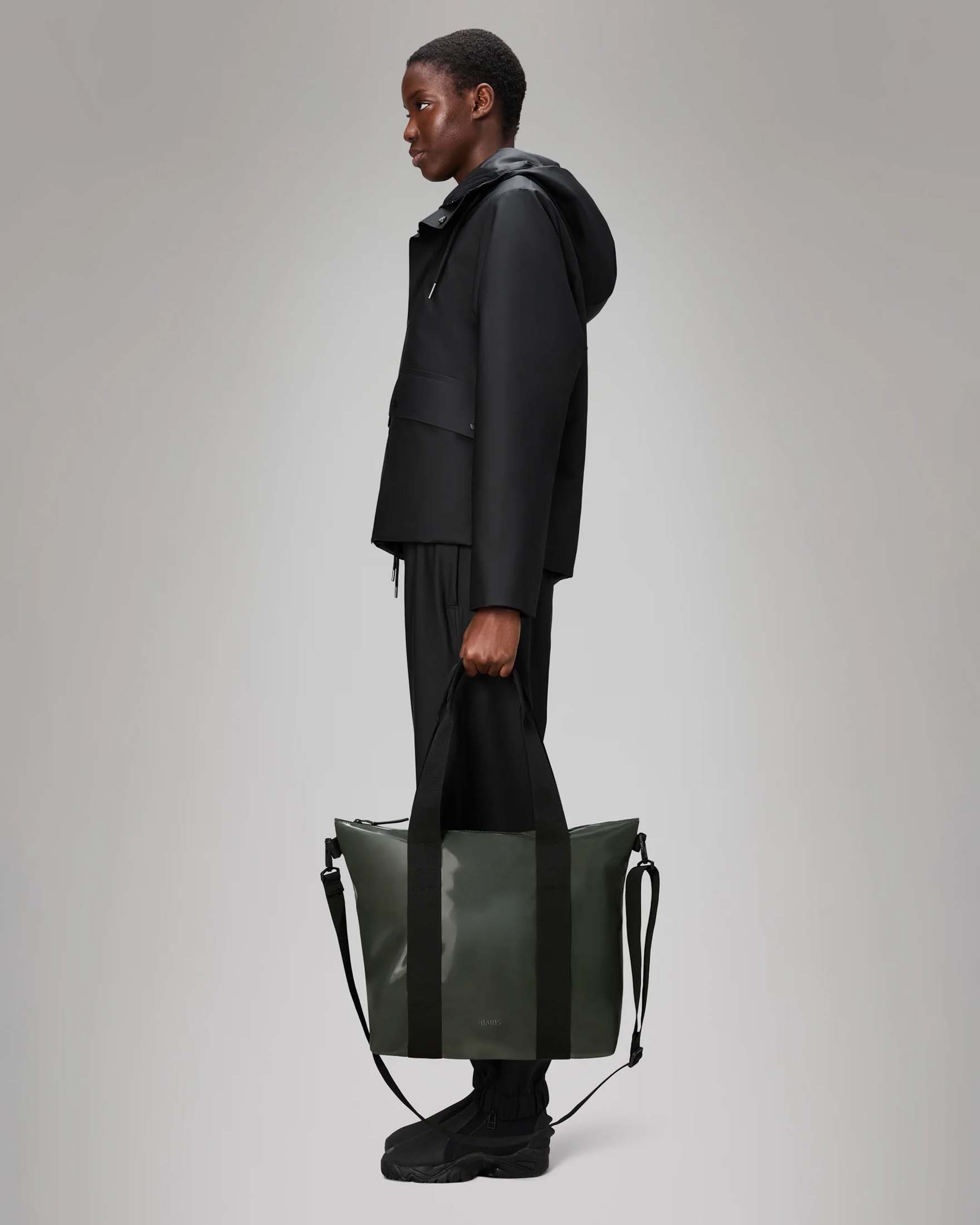 Tote Bag Mini Rains verde effetto metallizzato con manici a mano e tracolla più lunga rimovibile image